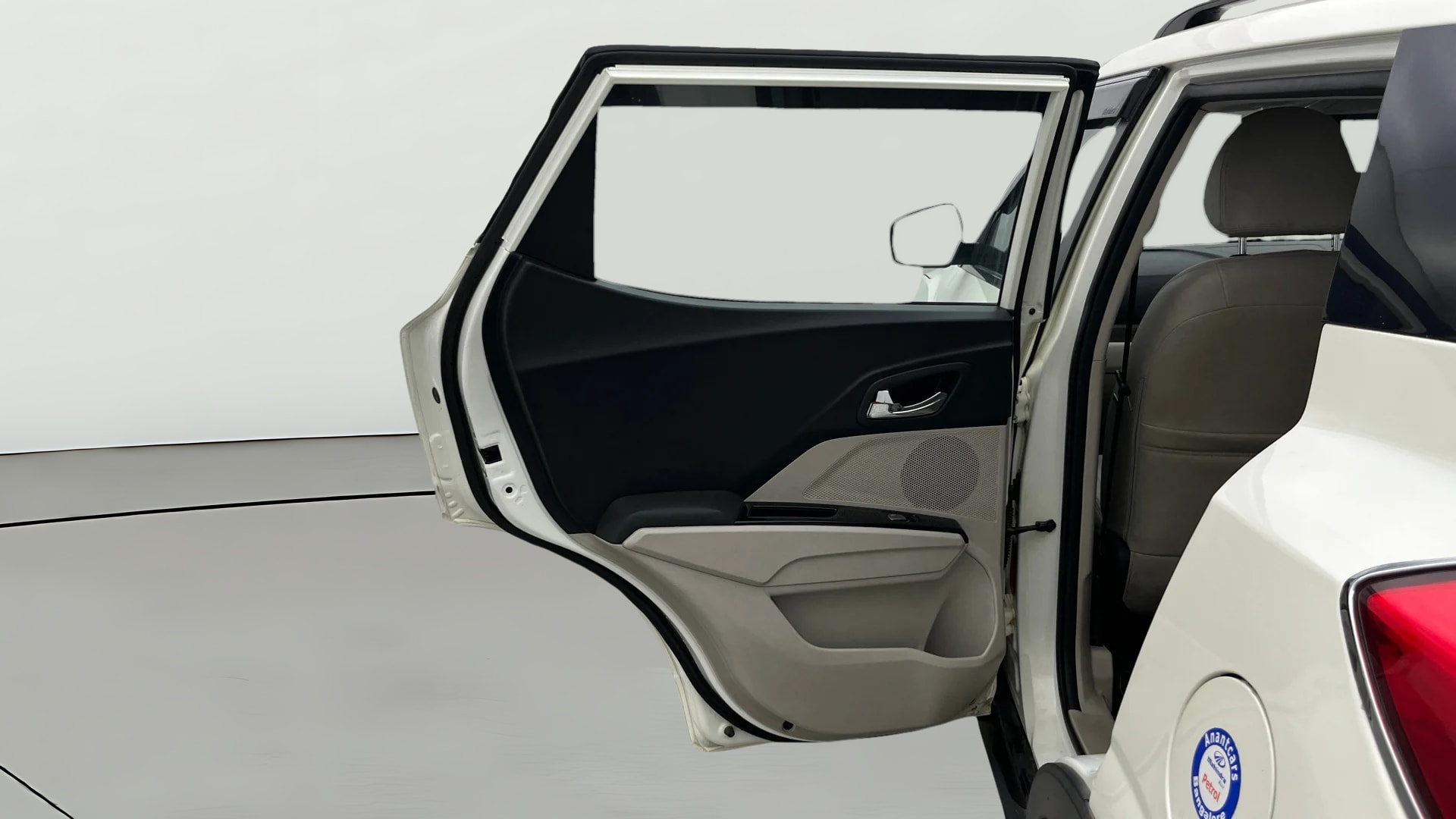 View 2020 Mahindra XUV300 W4 Petrol BS IV Image 15 Used 2020 Mahindra XUV300 W4 Petrol BS IV Image 15