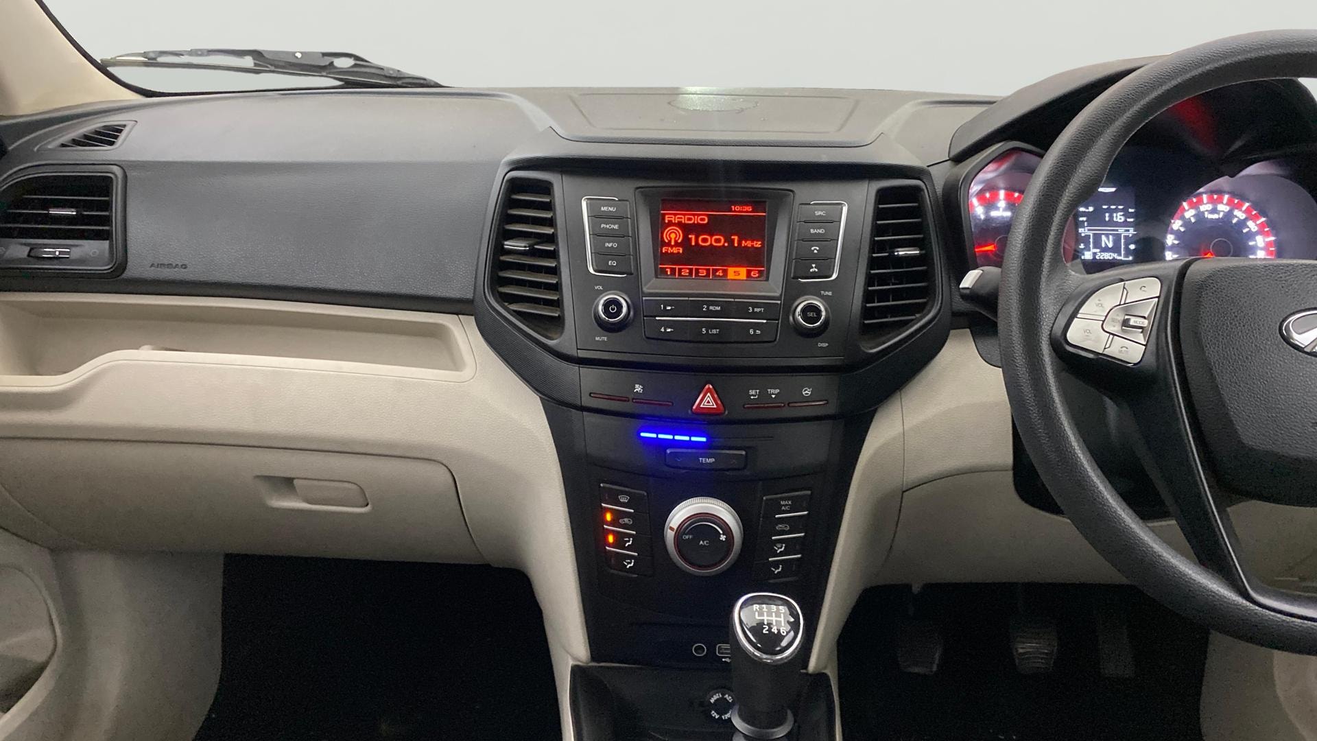 View 2022 Mahindra XUV300 W4 Petrol BS IV Image 17 Used 2022 Mahindra XUV300 W4 Petrol BS IV Image 17