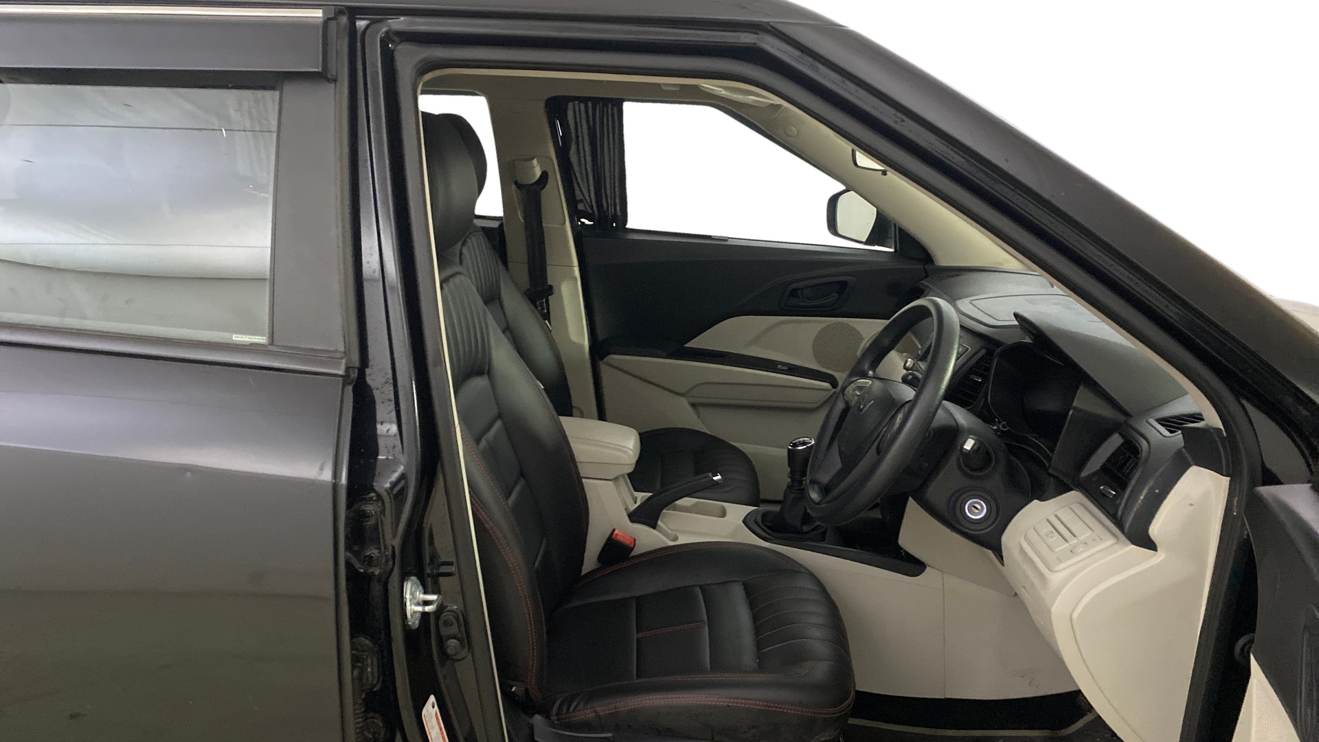 View 2024 Mahindra XUV300 W4 Petrol BS IV Image 26 Used 2024 Mahindra XUV300 W4 Petrol BS IV Image 26