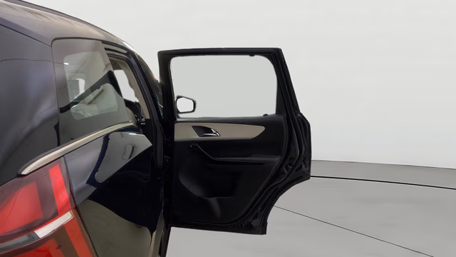 View Mahindra XUV700 Image 6 Used Mahindra XUV700 Image 6