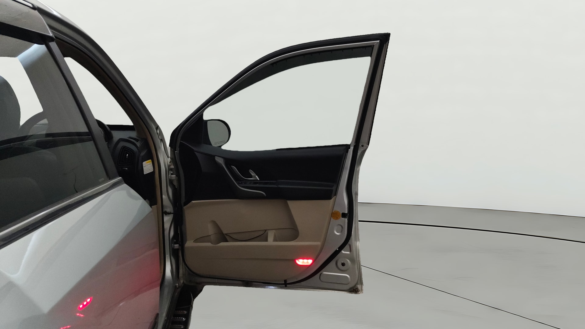 View 2015 Mahindra XUV500 W10 FWD Image 49 Used 2015 Mahindra XUV500 W10 FWD Image 49