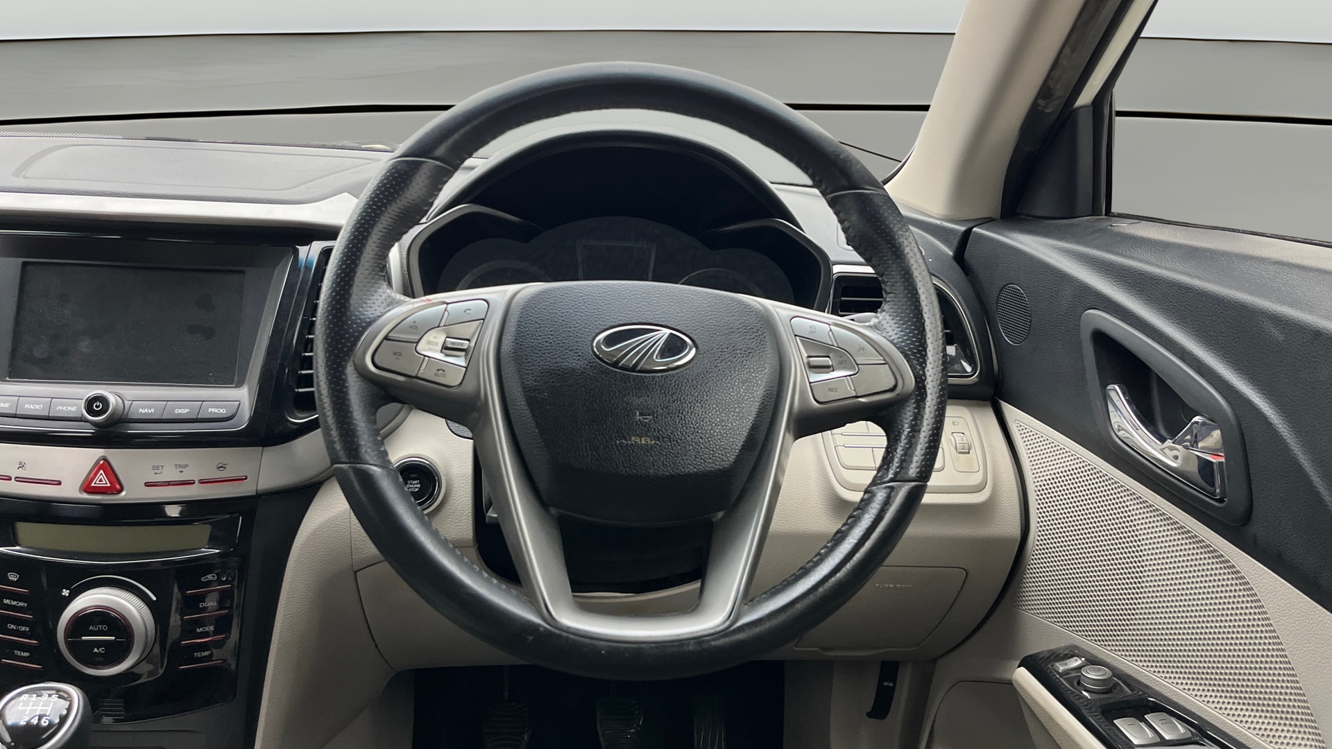View 2022 Mahindra XUV300 W4 Petrol BS IV Image 13 Used 2022 Mahindra XUV300 W4 Petrol BS IV Image 13