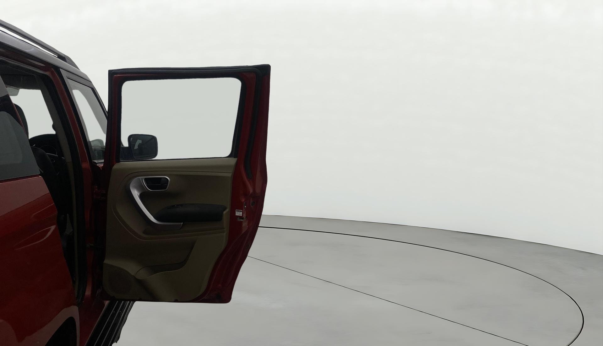 View 2019 Mahindra TUV300 T10 100HP Dual Tone Image 7 Used 2019 Mahindra TUV300 T10 100HP Dual Tone Image 7