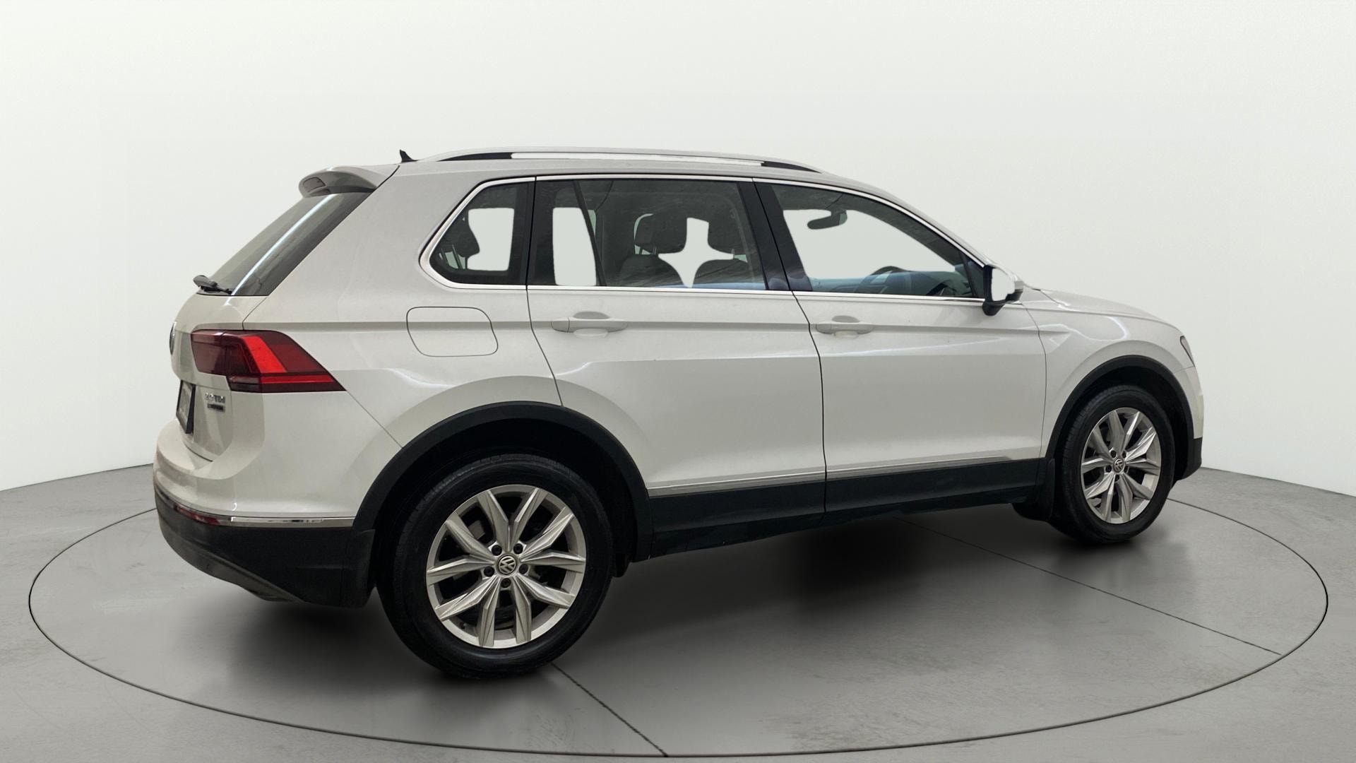 View 2017 Volkswagen Tiguan DSG 4MOTION Comfortline Image 46 Used 2017 Volkswagen Tiguan DSG 4MOTION Comfortline Image 46
