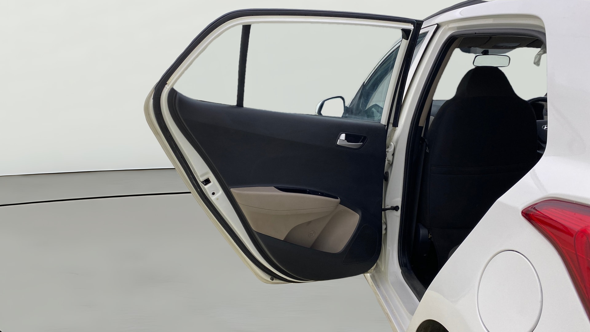 View 2015 Hyundai Grand i10 Sportz 1.2 Kappa Image 14 Used 2015 Hyundai Grand i10 Sportz 1.2 Kappa Image 14