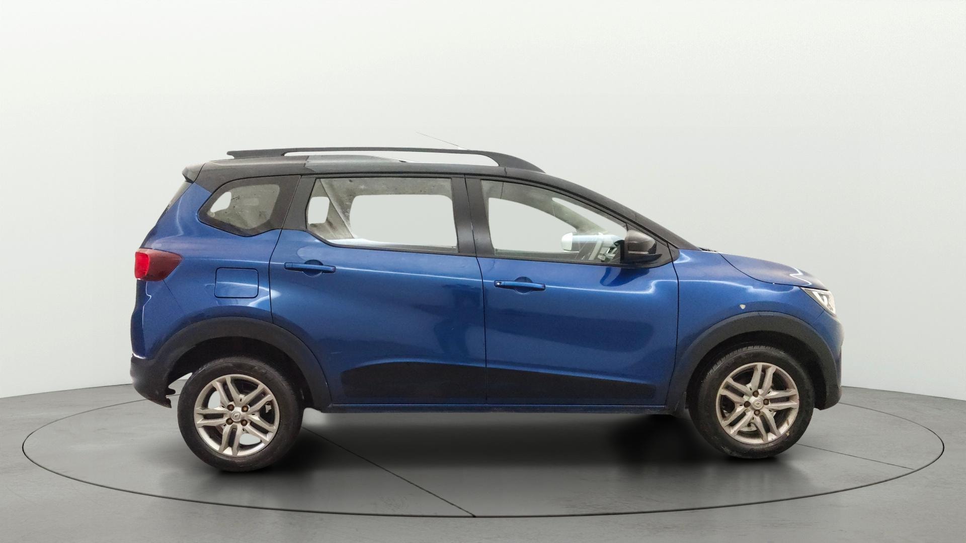 View 2022 Renault Triber RXZ AMT Dual Tone Image 8 Used 2022 Renault Triber RXZ AMT Dual Tone Image 8