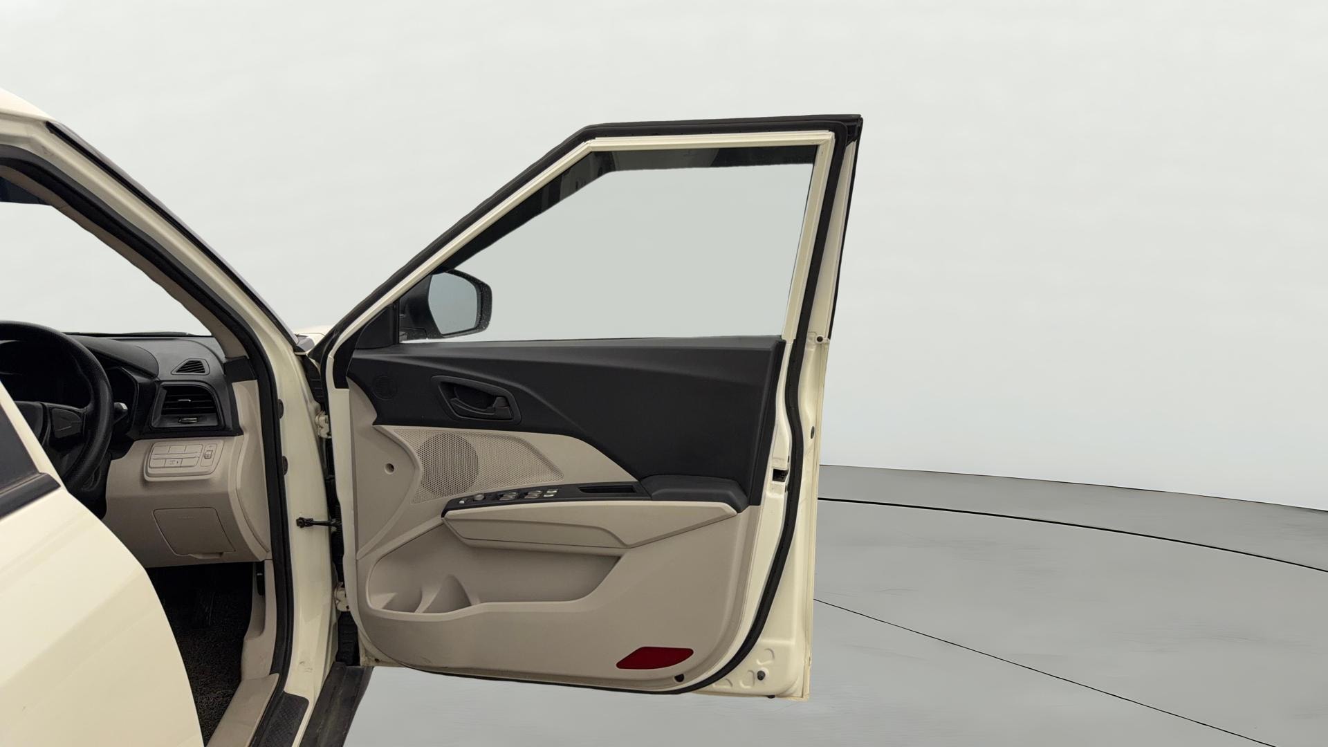View 2023 Mahindra XUV300 W4 Petrol BS IV Image 45 Used 2023 Mahindra XUV300 W4 Petrol BS IV Image 45