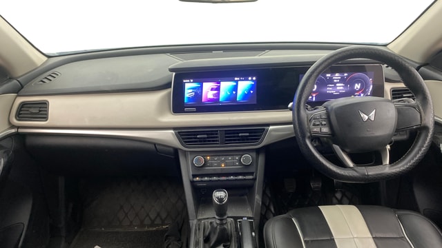 View Mahindra XUV700 Image 15 Used Mahindra XUV700 Image 15