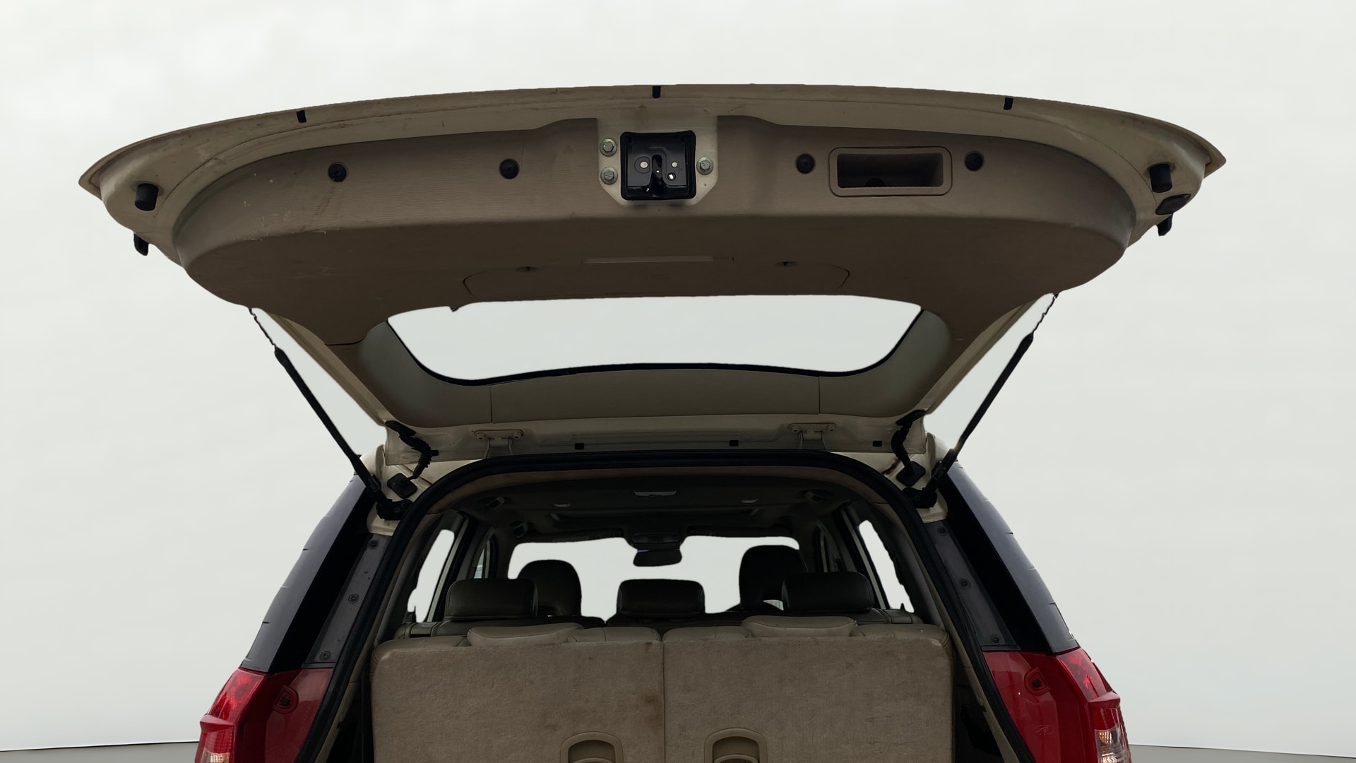 View 2018 Mahindra XUV500 W10 FWD Image 18 Used 2018 Mahindra XUV500 W10 FWD Image 18