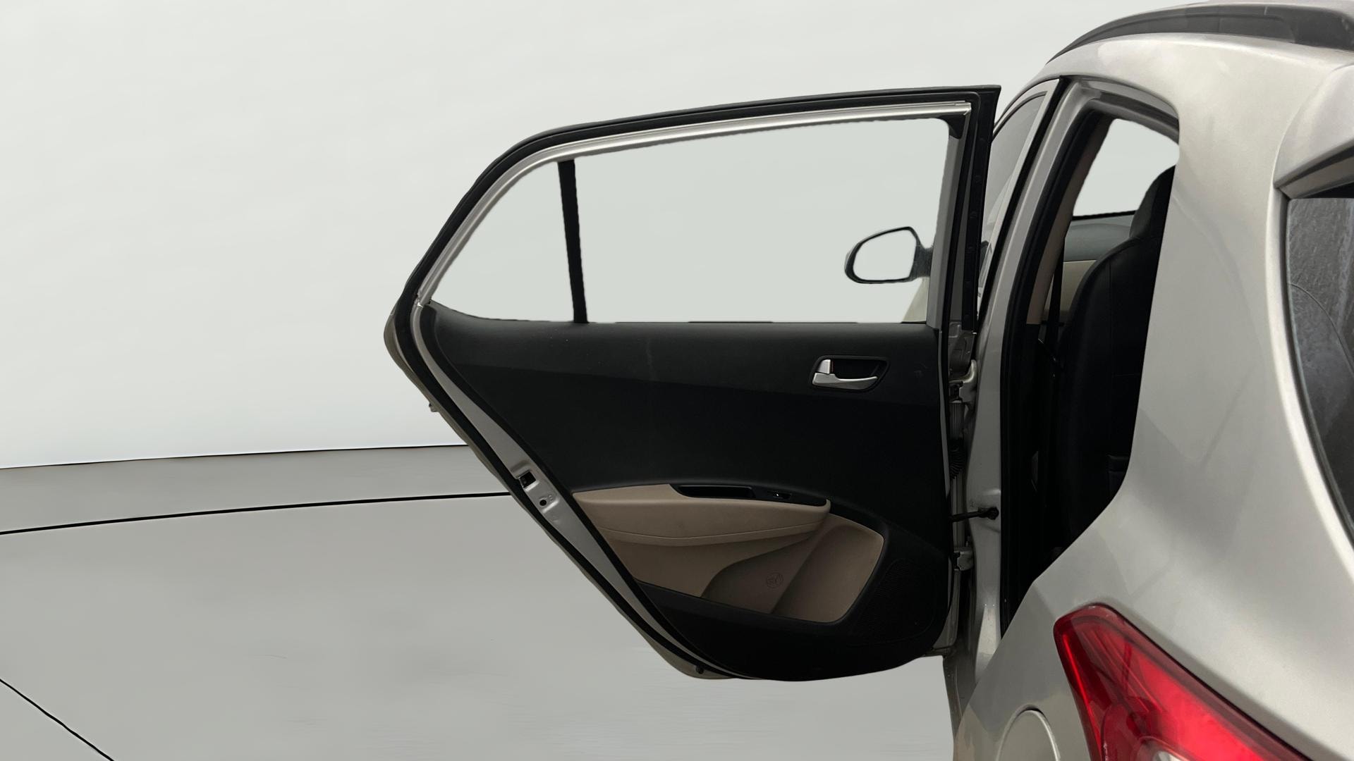 View 2015 Hyundai Grand i10 Asta AT 1.2 Kappa VTVT Image 14 Used 2015 Hyundai Grand i10 Asta AT 1.2 Kappa VTVT Image 14