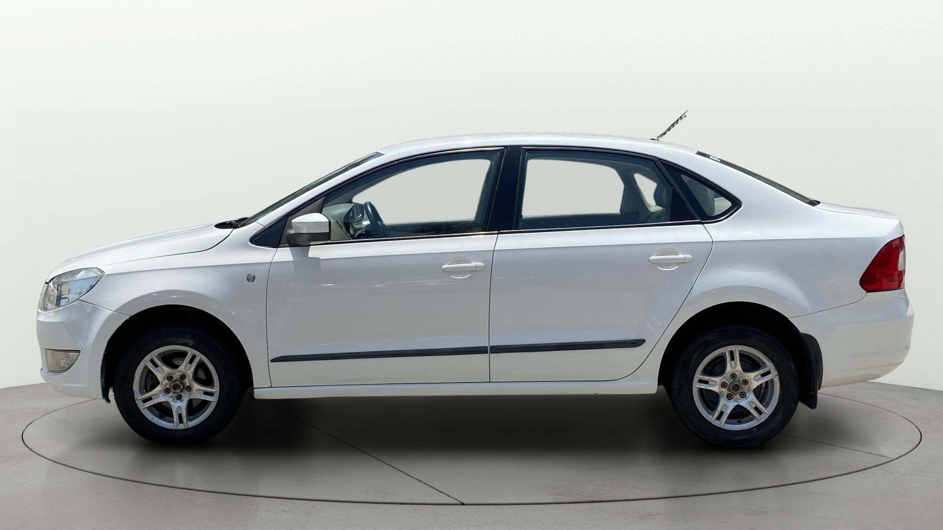 View 2013 Skoda Rapid 1.6 MPI Ambition Petrol AT BS IV Image 5 Used 2013 Skoda Rapid 1.6 MPI Ambition Petrol AT BS IV Image 5