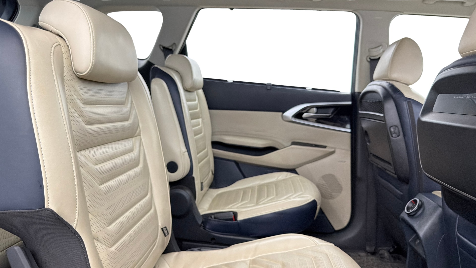 View 2022 Kia Carens Luxury Plus 1.4 DCT Petrol 6 STR Image 31 Used 2022 Kia Carens Luxury Plus 1.4 DCT Petrol 6 STR Image 31