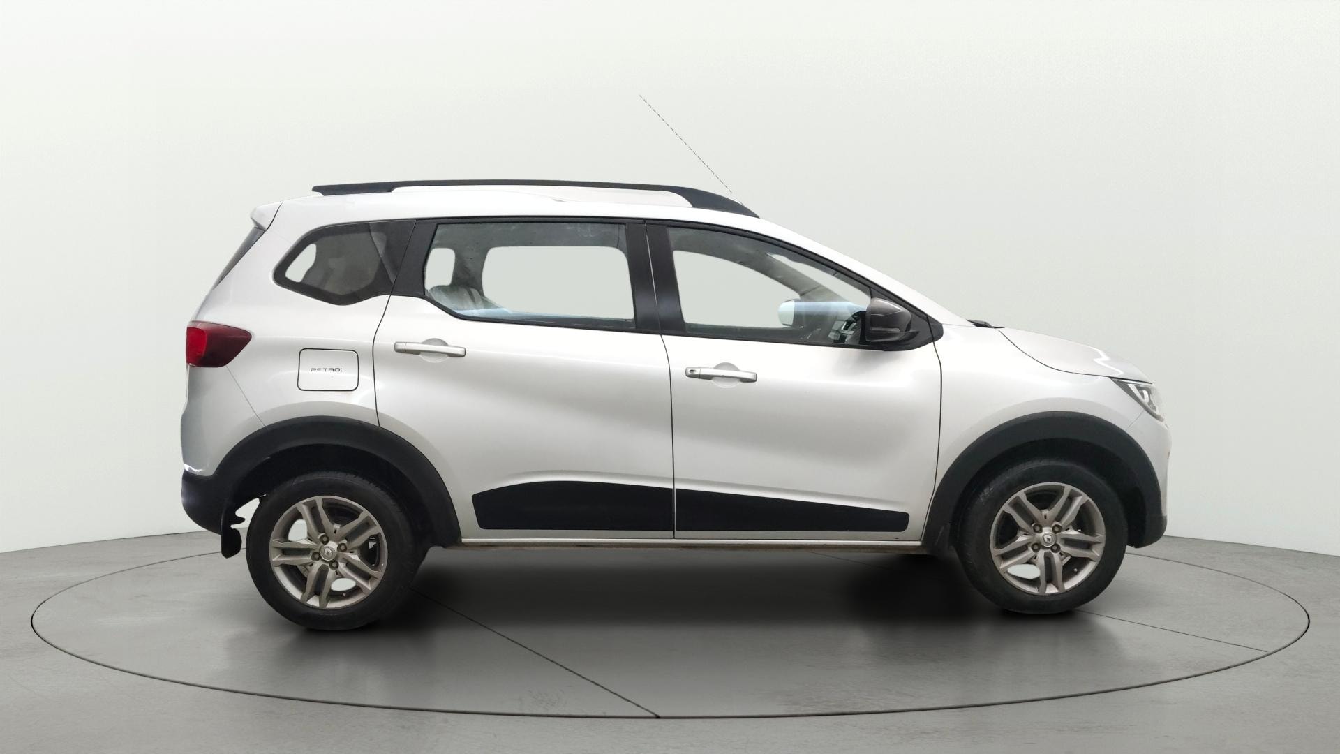 View 2022 Renault Triber RXZ Image 8 Used 2022 Renault Triber RXZ Image 8