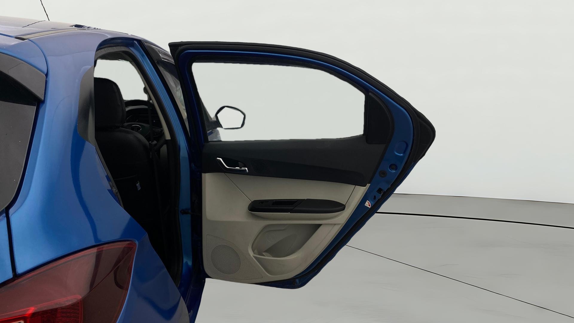 View 2024 Tata Tiago Revotorq XB Image 7 Used 2024 Tata Tiago Revotorq XB Image 7