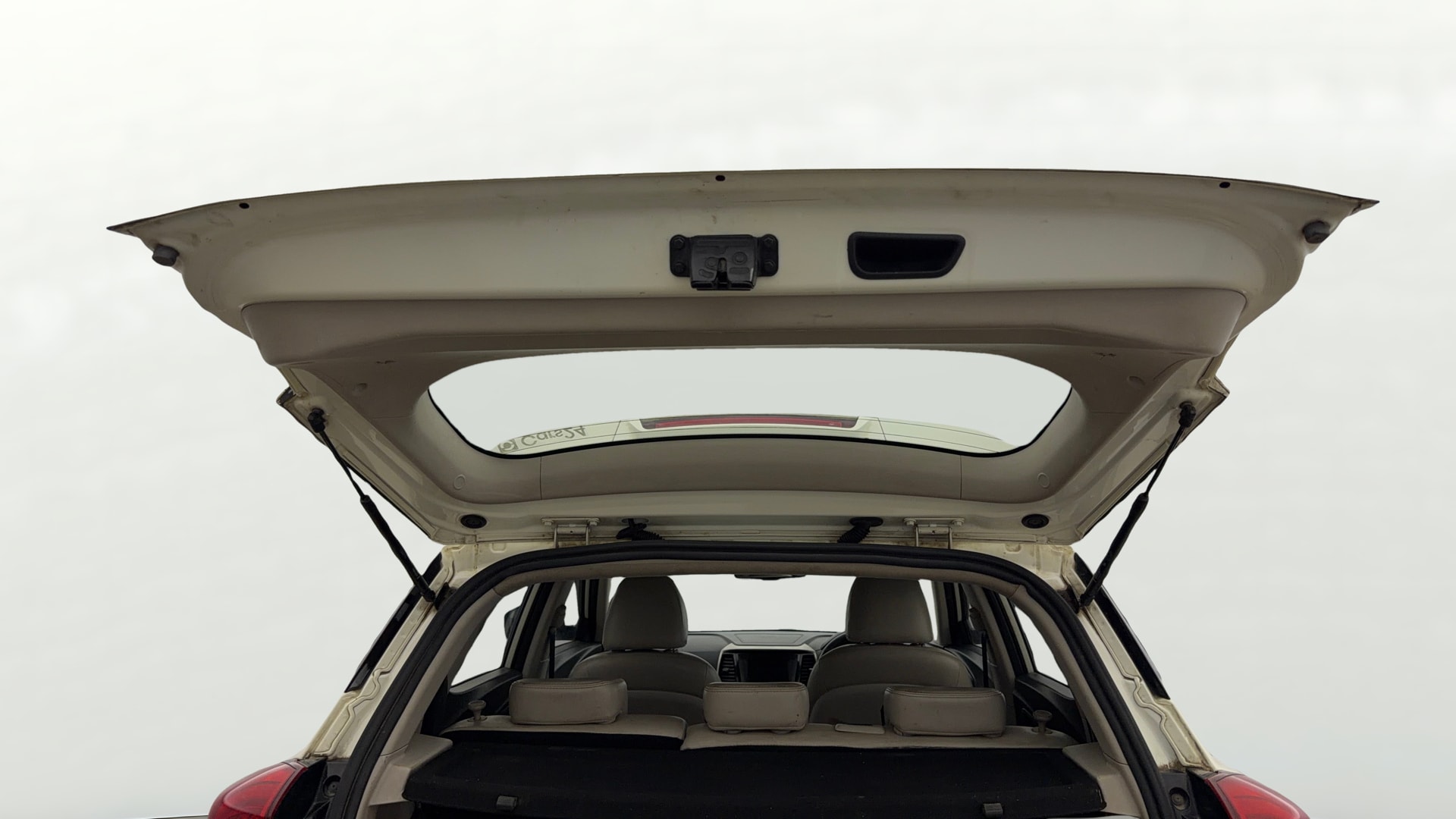 View 2019 Mahindra XUV300 W4 Petrol BS IV Image 17 Used 2019 Mahindra XUV300 W4 Petrol BS IV Image 17