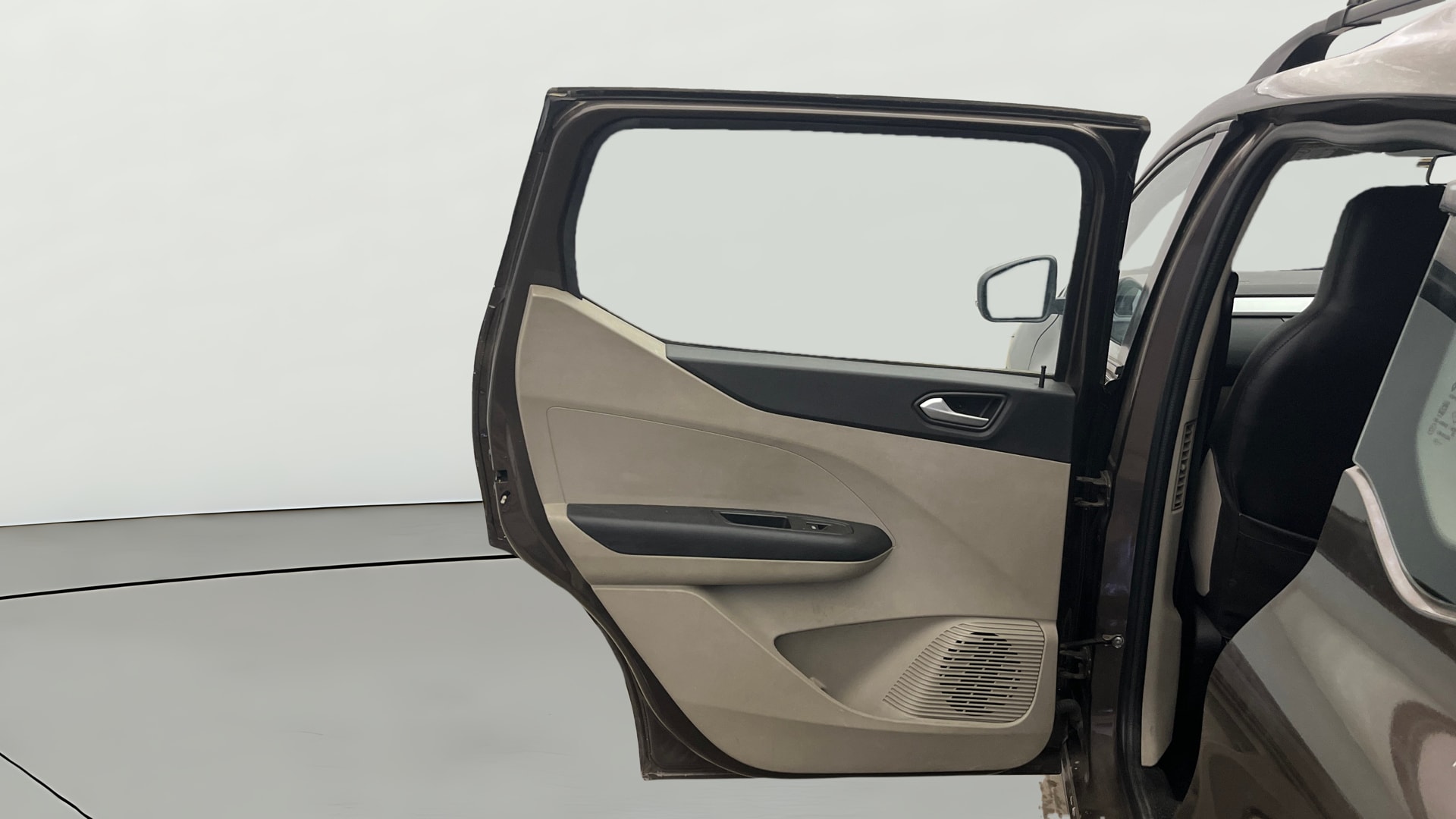 View 2022 Renault Triber RXZ AMT Image 15 Used 2022 Renault Triber RXZ AMT Image 15