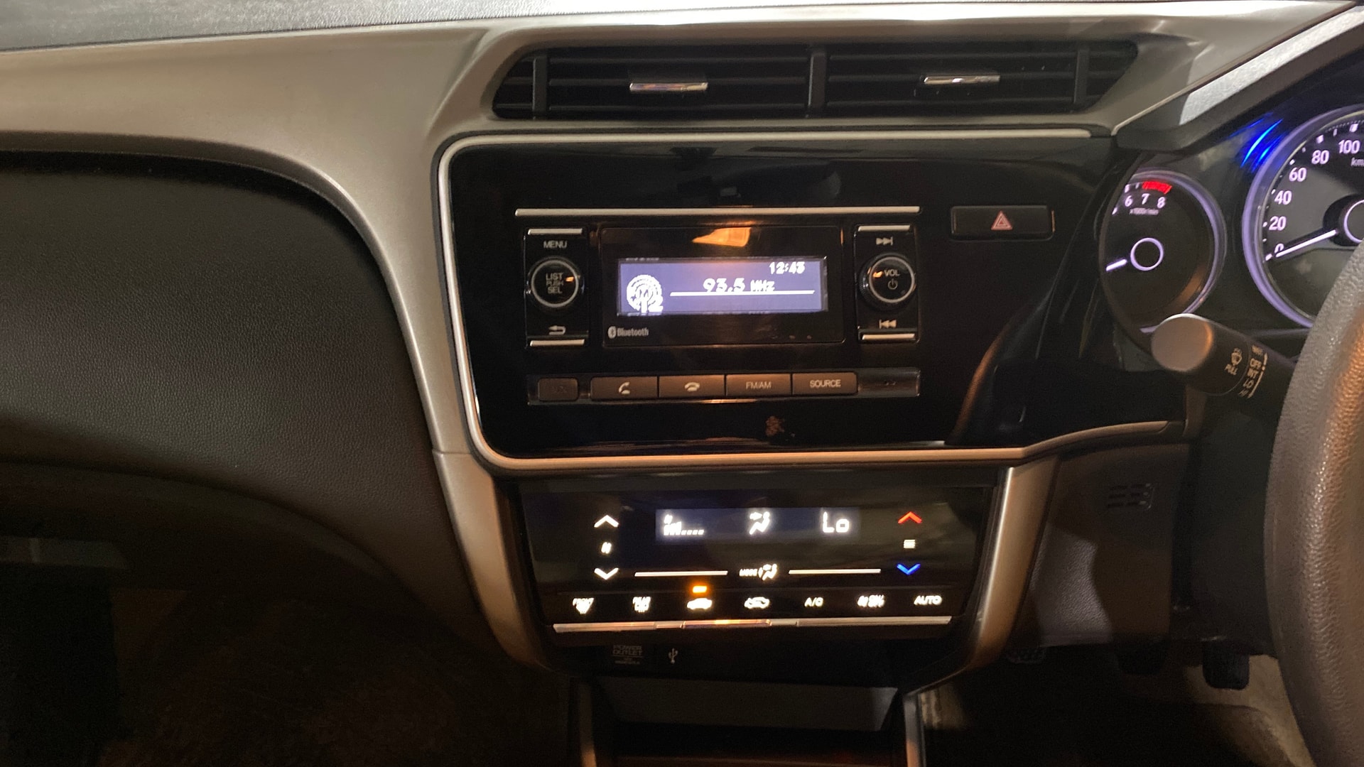 View 2017 Honda City ZX MT Diesel Anniversary Edition Image 18 Used 2017 Honda City ZX MT Diesel Anniversary Edition Image 18