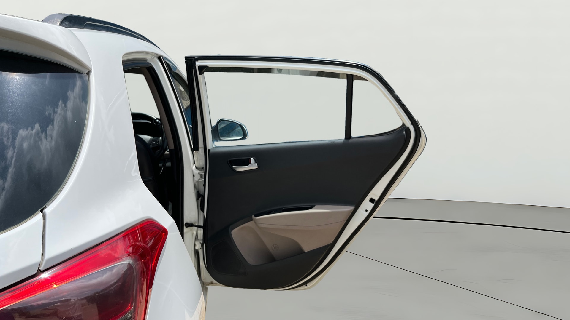 View 2014 Hyundai Grand i10 1.1 Asta Diesel Image 7 Used 2014 Hyundai Grand i10 1.1 Asta Diesel Image 7