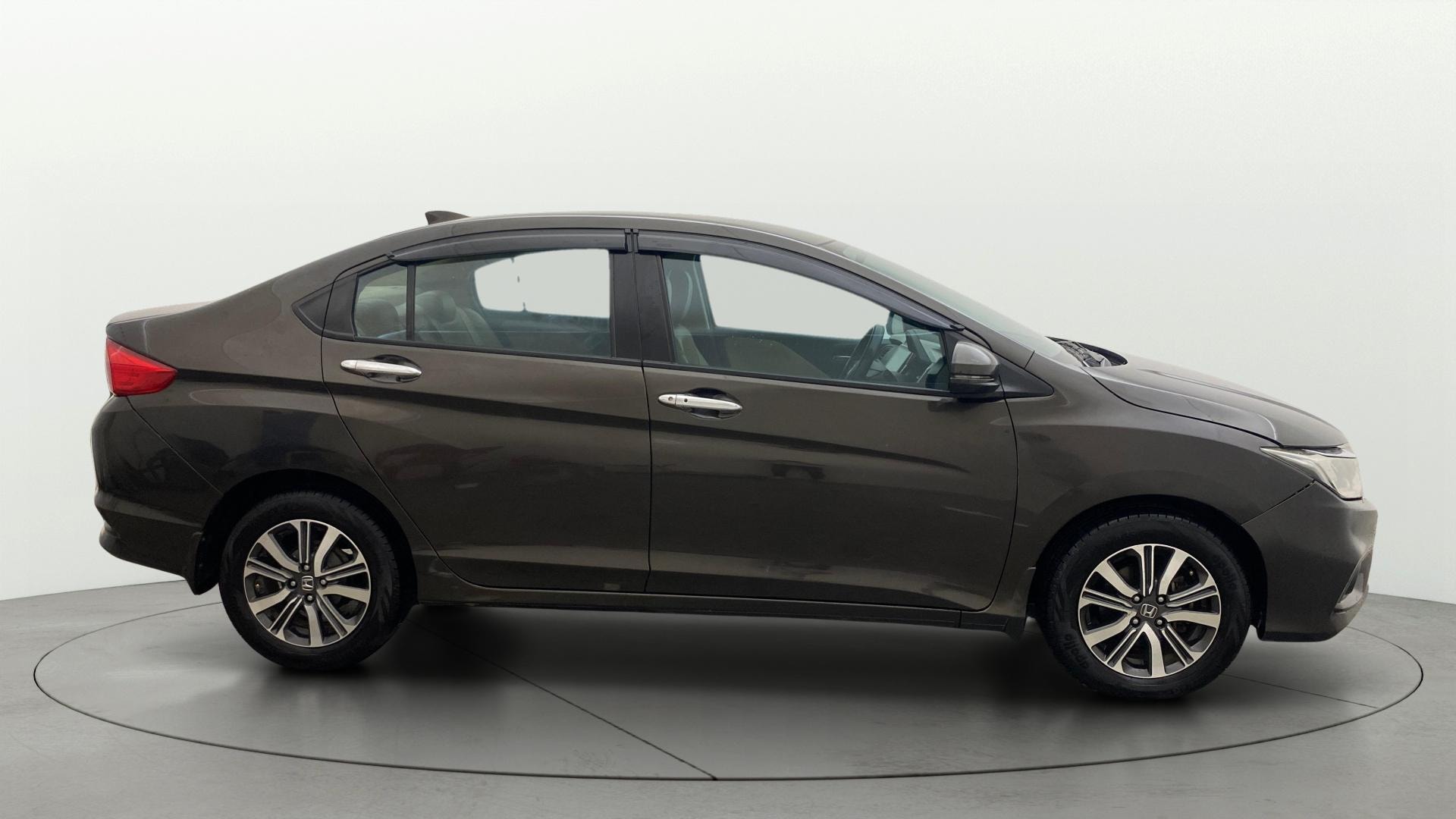 View 2017 Honda City ZX MT Diesel Anniversary Edition Image 9 Used 2017 Honda City ZX MT Diesel Anniversary Edition Image 9