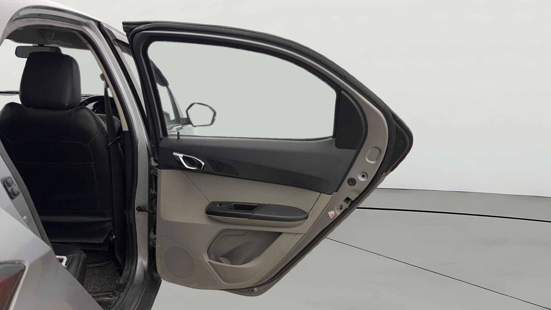 View 2018 Tata Tiago Revotorq XB Image 7 Used 2018 Tata Tiago Revotorq XB Image 7
