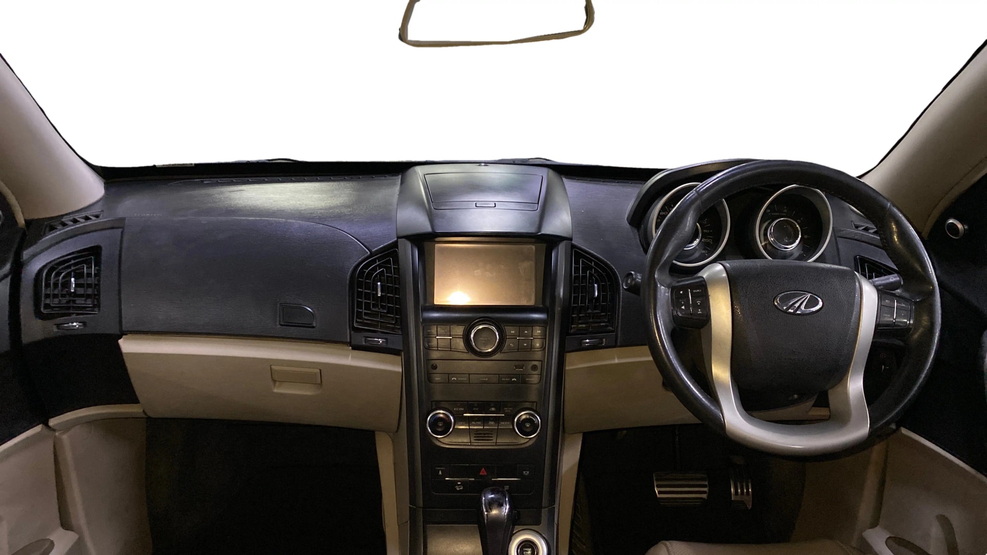 View 2017 Mahindra XUV500 W9 AT Image 31 Used 2017 Mahindra XUV500 W9 AT Image 31
