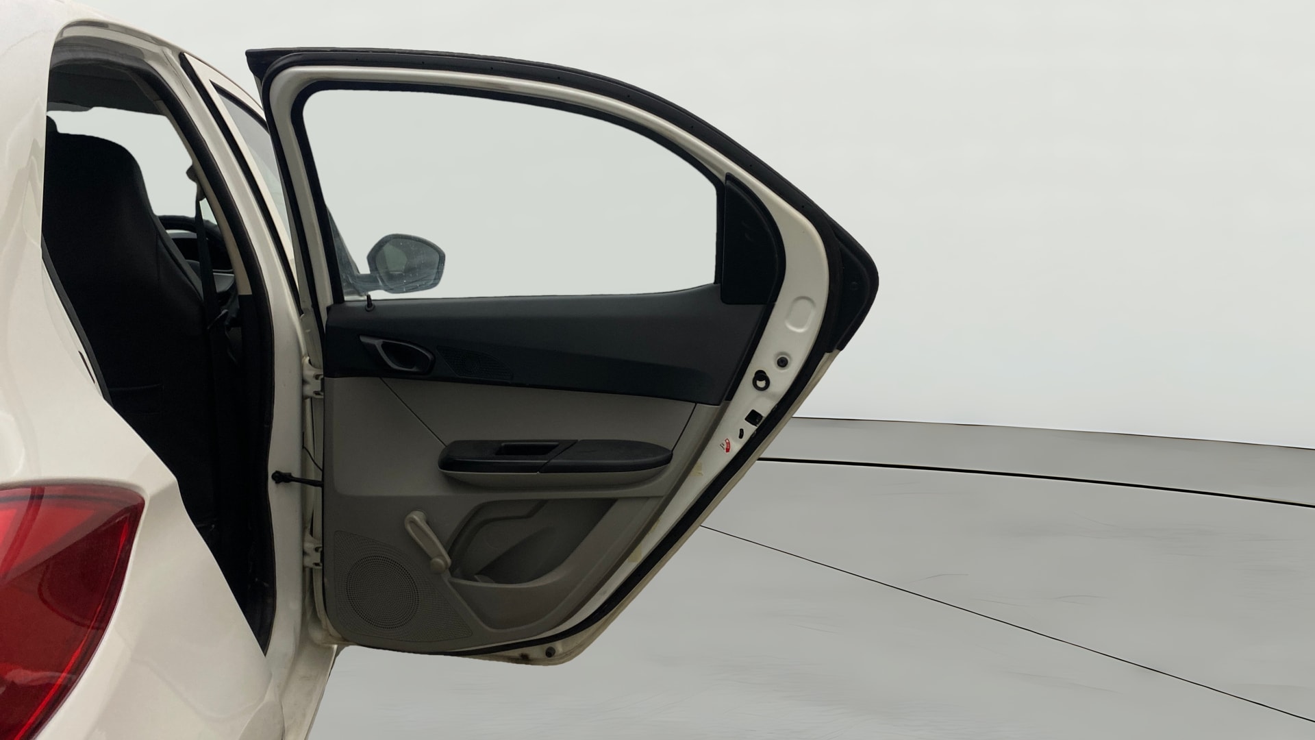 View 2019 Tata Tigor XE Diesel Image 7 Used 2019 Tata Tigor XE Diesel Image 7