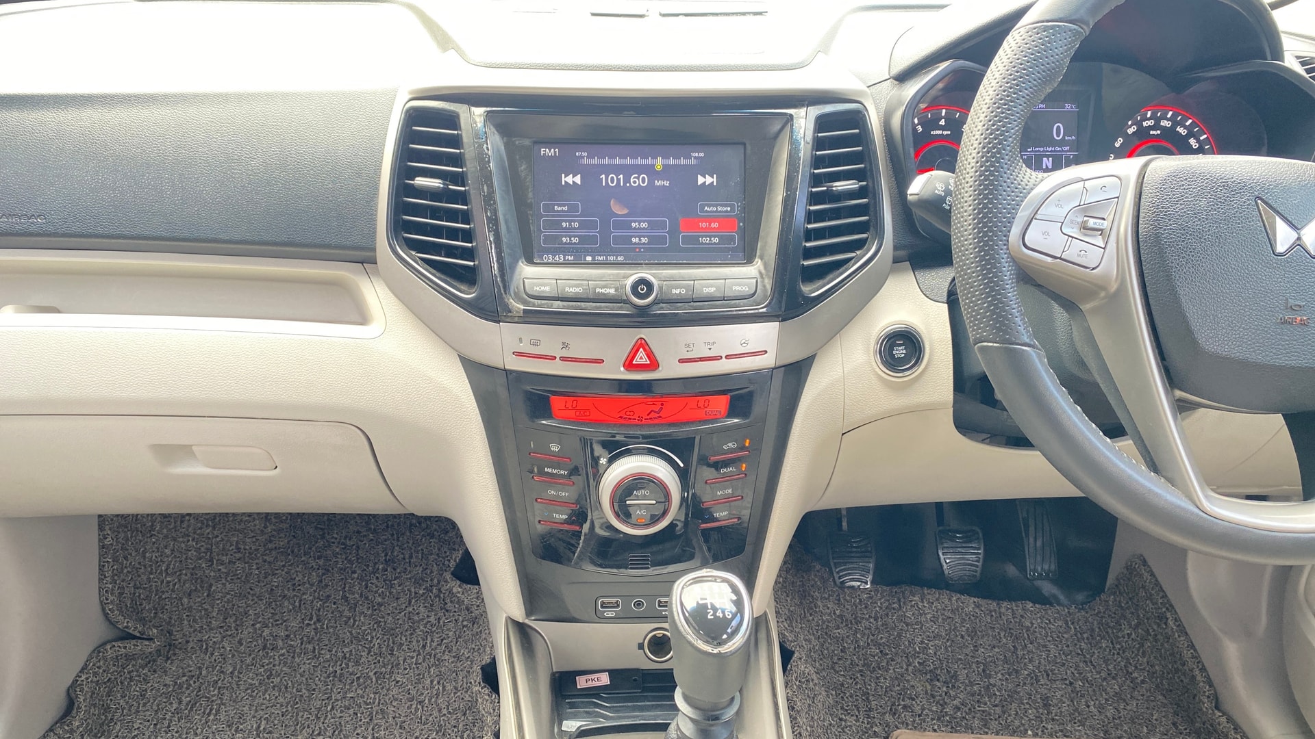 View 2022 Mahindra XUV300 W4 Petrol BS IV Image 18 Used 2022 Mahindra XUV300 W4 Petrol BS IV Image 18