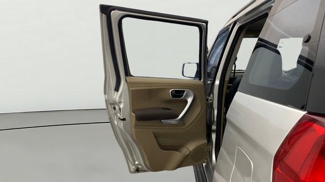 View Mahindra TUV300 Image 22 Used Mahindra TUV300 Image 22