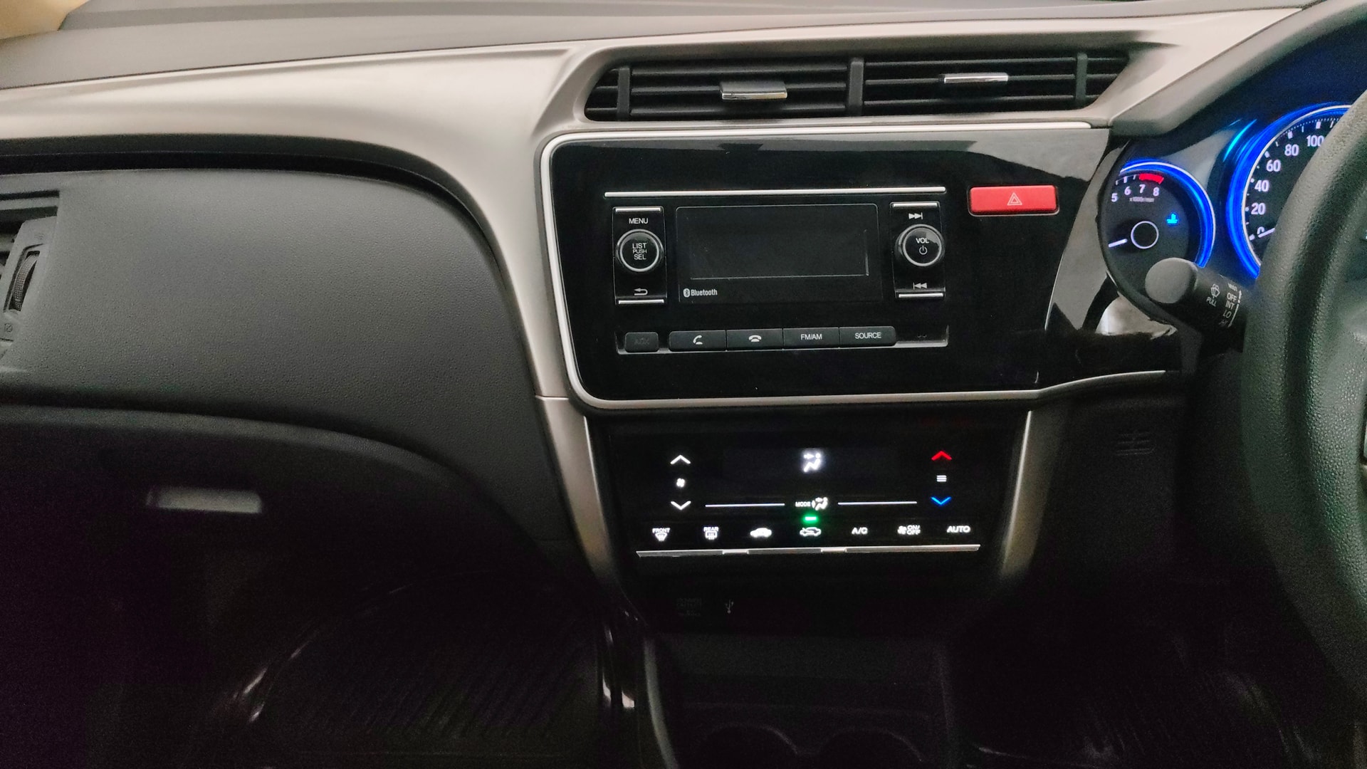 View 2015 Honda City ZX MT Diesel Anniversary Edition Image 17 Used 2015 Honda City ZX MT Diesel Anniversary Edition Image 17