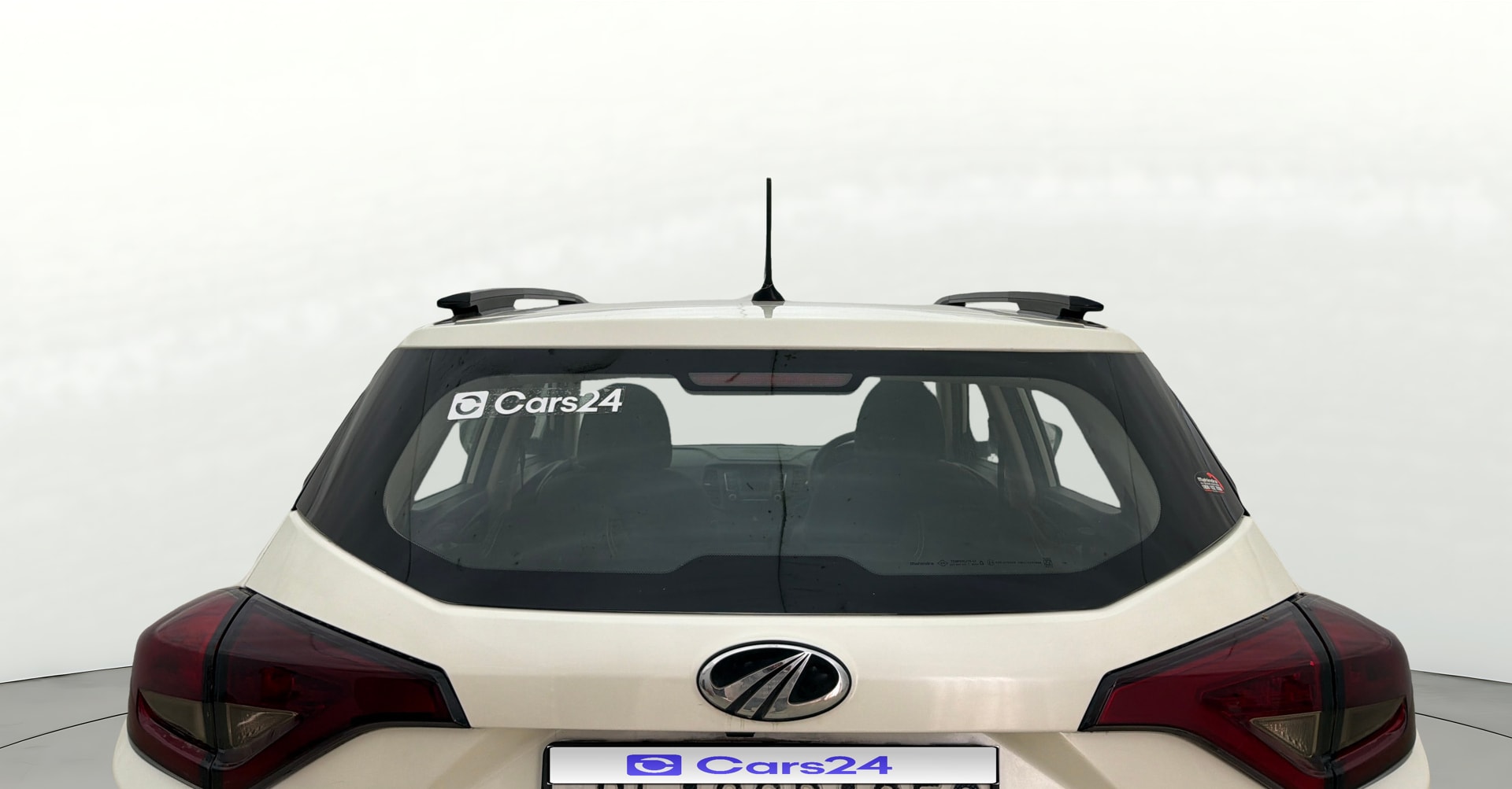 View 2022 Mahindra XUV300 W4 Petrol BS IV Image 4 Used 2022 Mahindra XUV300 W4 Petrol BS IV Image 4