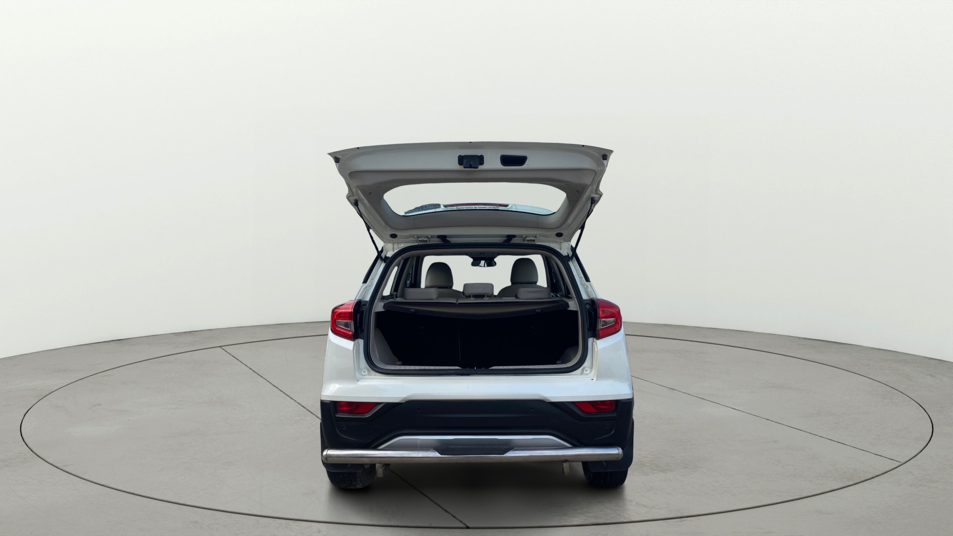 View 2019 Mahindra XUV300 W4 Petrol BS IV Image 17 Used 2019 Mahindra XUV300 W4 Petrol BS IV Image 17