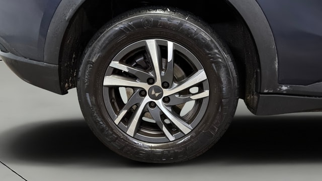 View Mahindra XUV700 Image 23 Used Mahindra XUV700 Image 23