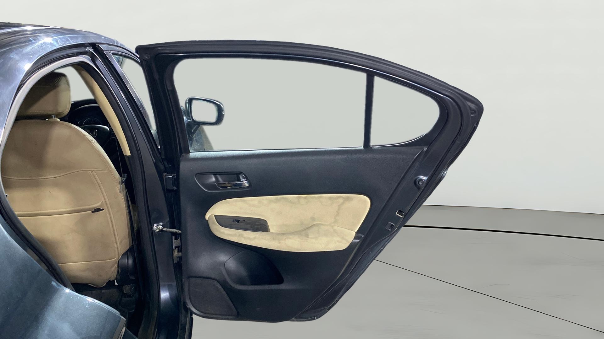 View 2022 Honda City ZX MT Diesel Anniversary Edition Image 8 Used 2022 Honda City ZX MT Diesel Anniversary Edition Image 8