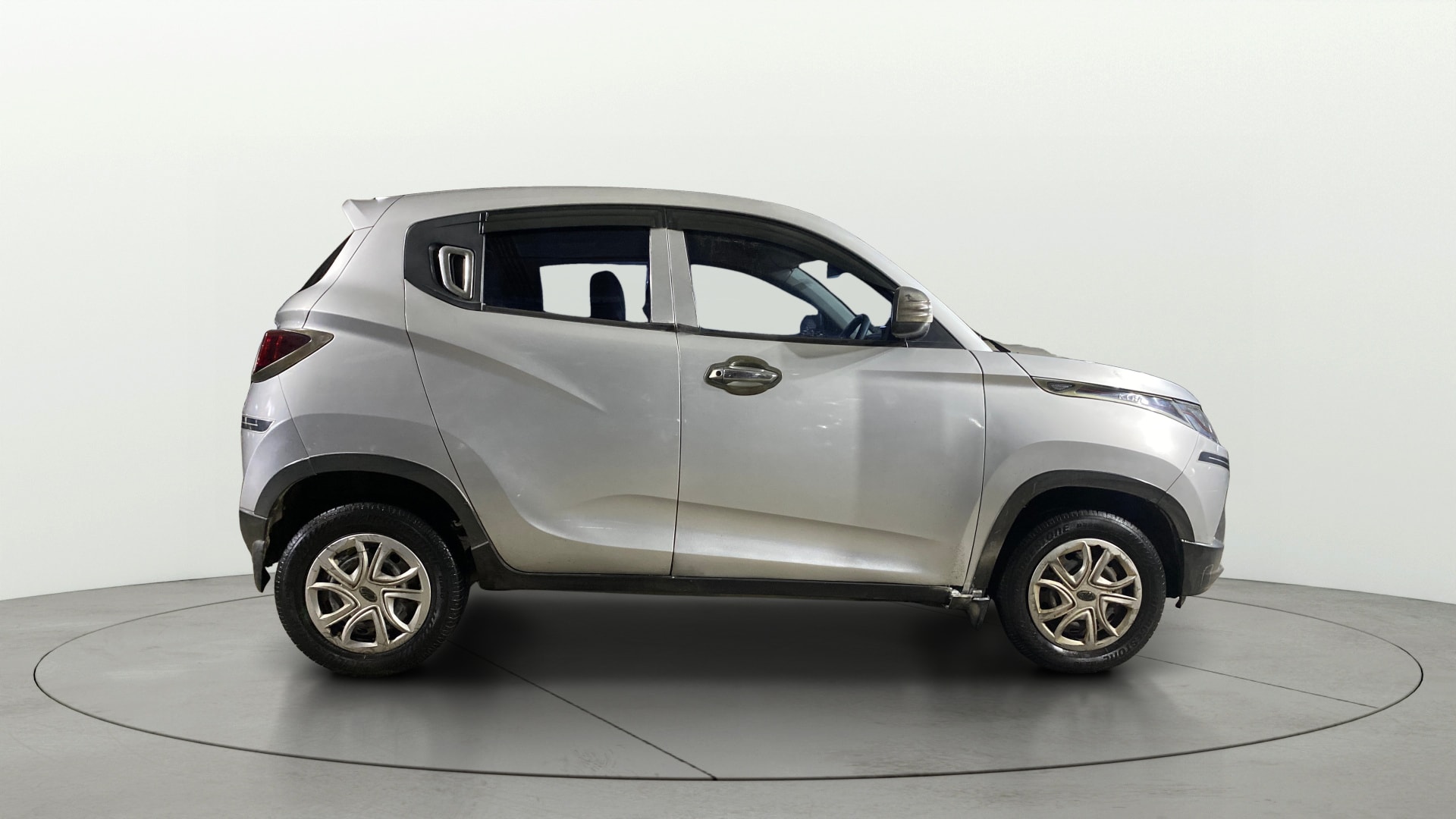 View 2016 Mahindra KUV100 K4 Plus Petrol 6 Seater BS IV Image 8 Used 2016 Mahindra KUV100 K4 Plus Petrol 6 Seater BS IV Image 8
