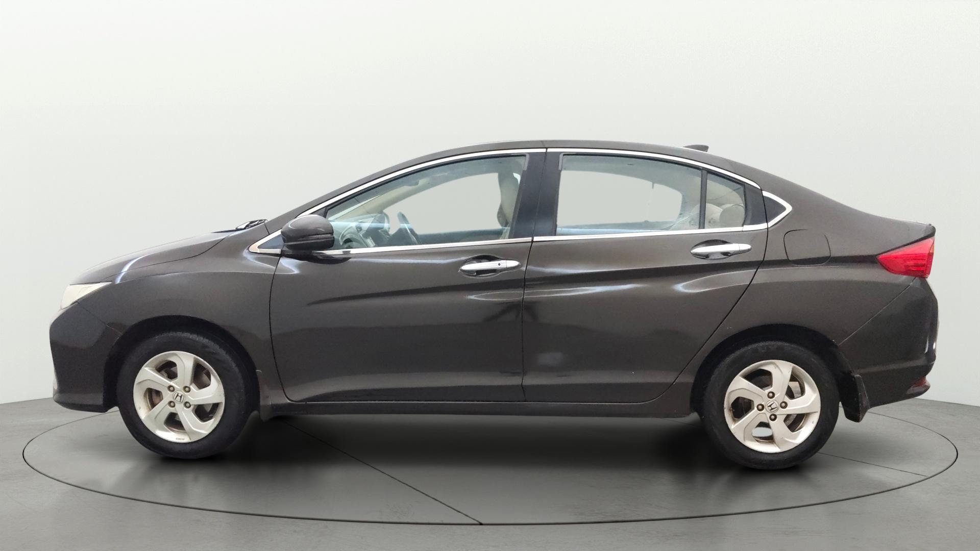 View 2016 Honda City ZX MT Diesel Anniversary Edition Image 6 Used 2016 Honda City ZX MT Diesel Anniversary Edition Image 6
