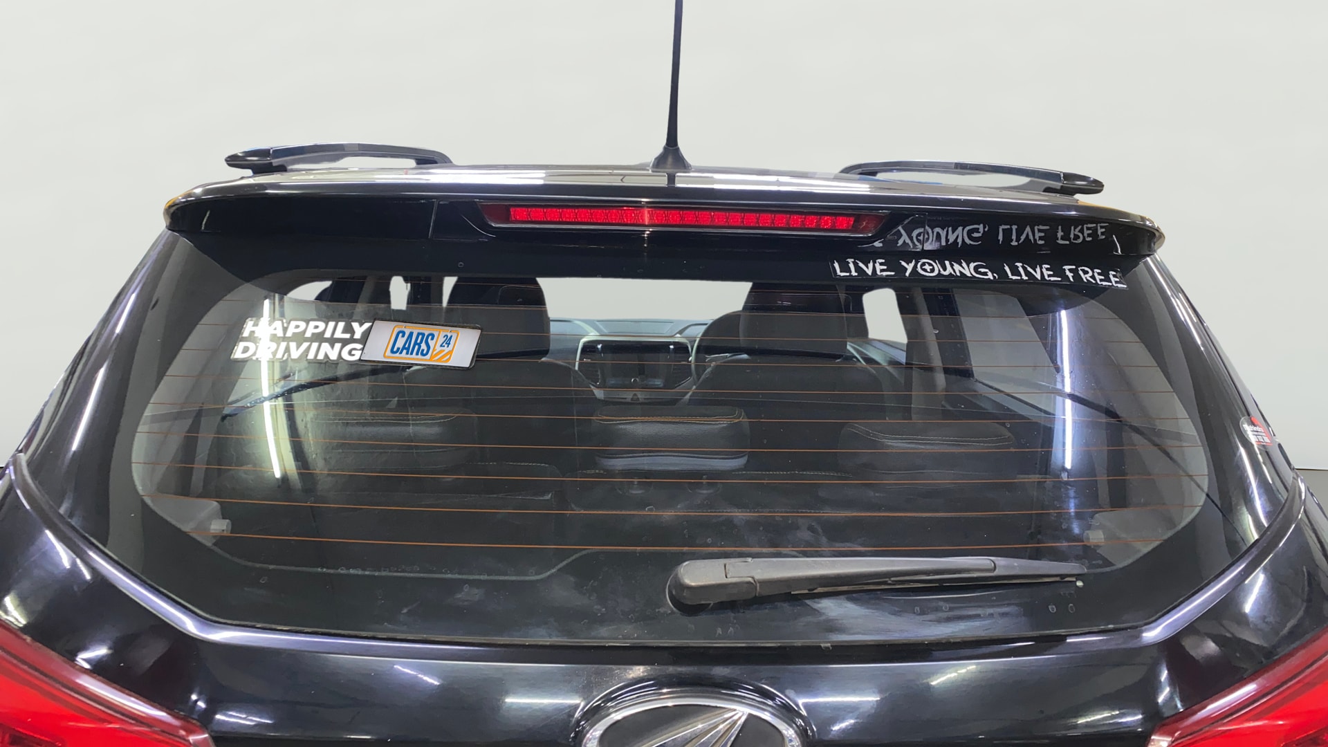 View 2019 Mahindra XUV300 W4 Petrol BS IV Image 3 Used 2019 Mahindra XUV300 W4 Petrol BS IV Image 3