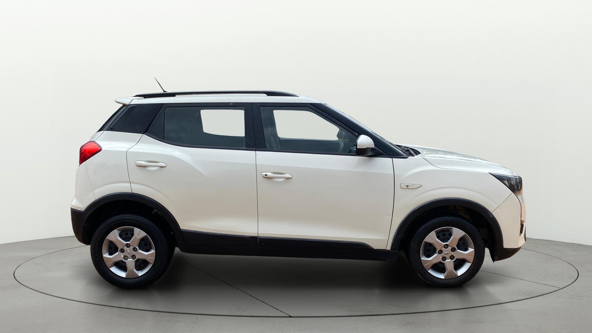 View 2021 Mahindra XUV300 W4 Petrol BS IV Image 8 Used 2021 Mahindra XUV300 W4 Petrol BS IV Image 8