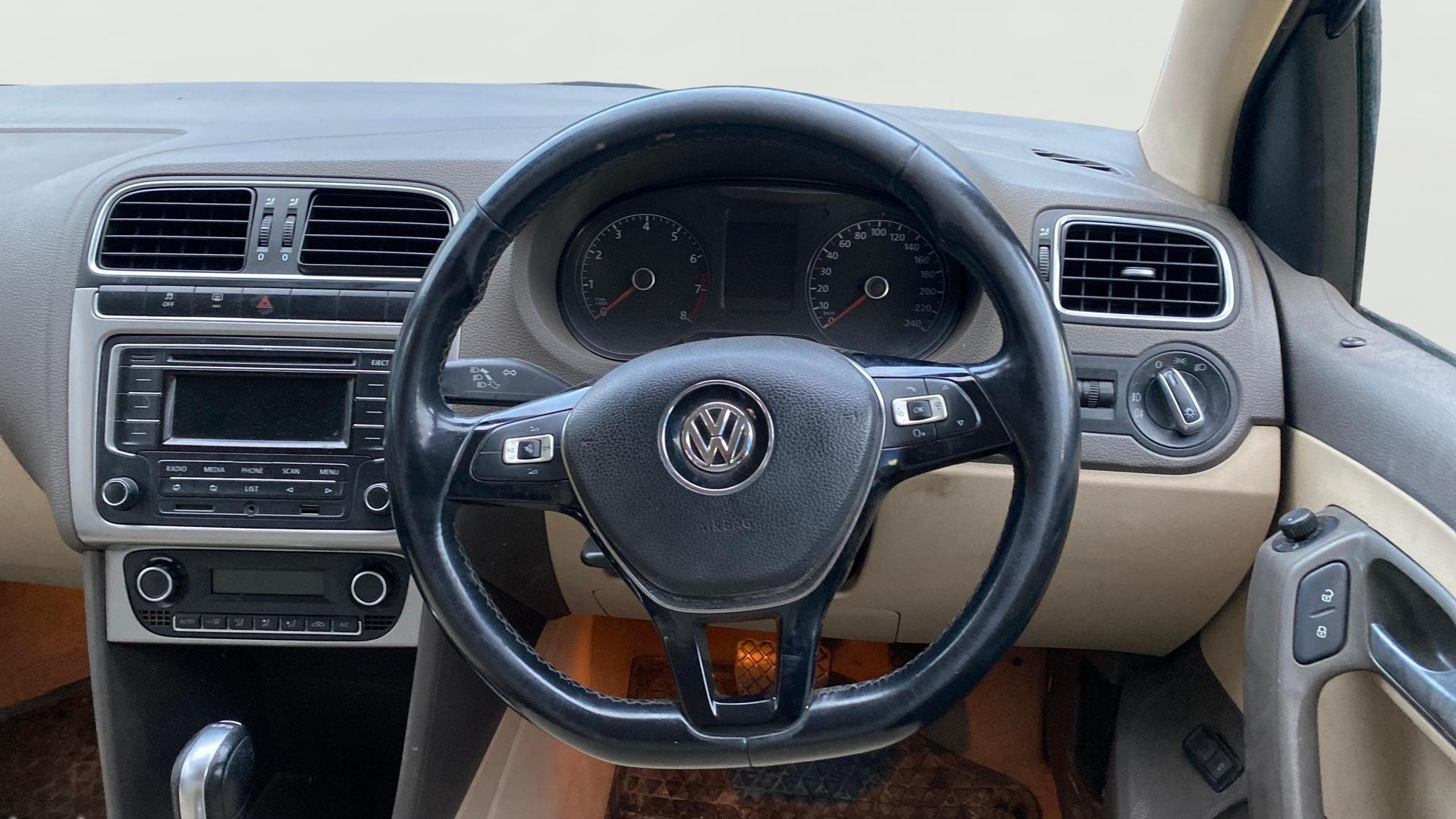 View 2015 Volkswagen Vento DSG Image 21 Used 2015 Volkswagen Vento DSG Image 21