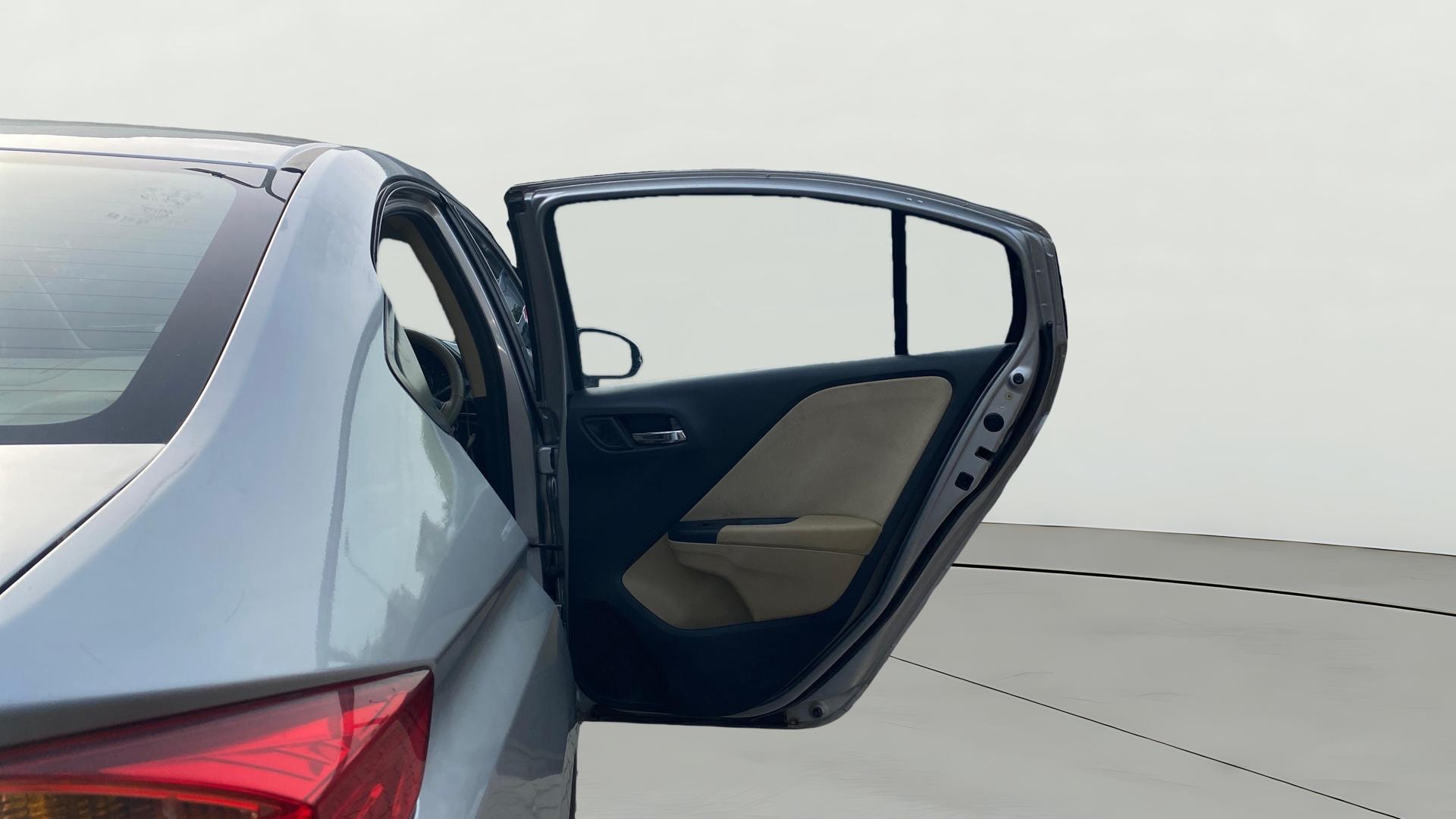 View 2018 Honda City ZX MT Diesel Anniversary Edition Image 8 Used 2018 Honda City ZX MT Diesel Anniversary Edition Image 8