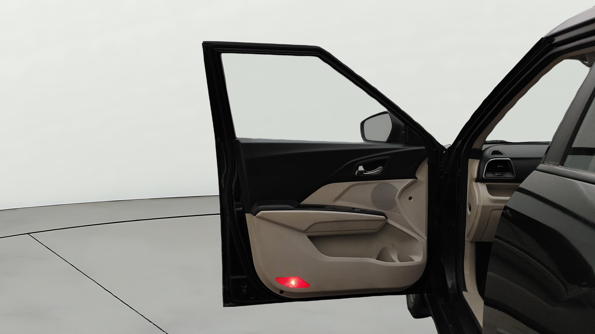 View 2020 Mahindra XUV300 W4 Petrol BS IV Image 39 Used 2020 Mahindra XUV300 W4 Petrol BS IV Image 39