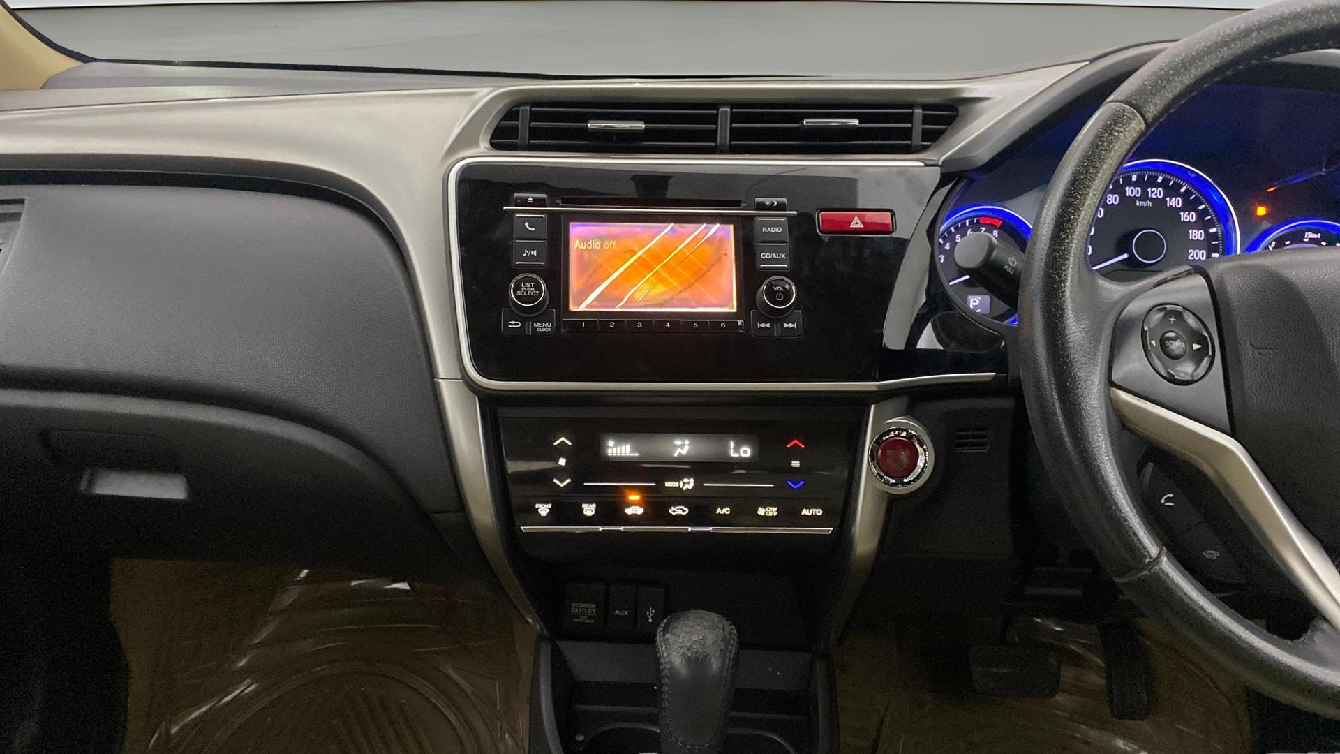 View 2015 Honda City ZX MT Diesel Anniversary Edition Image 18 Used 2015 Honda City ZX MT Diesel Anniversary Edition Image 18