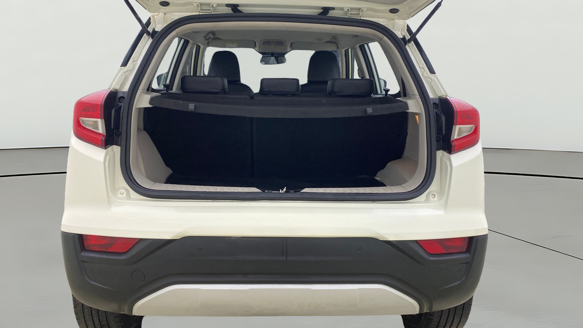 View 2020 Mahindra XUV300 W4 Petrol BS IV Image 41 Used 2020 Mahindra XUV300 W4 Petrol BS IV Image 41