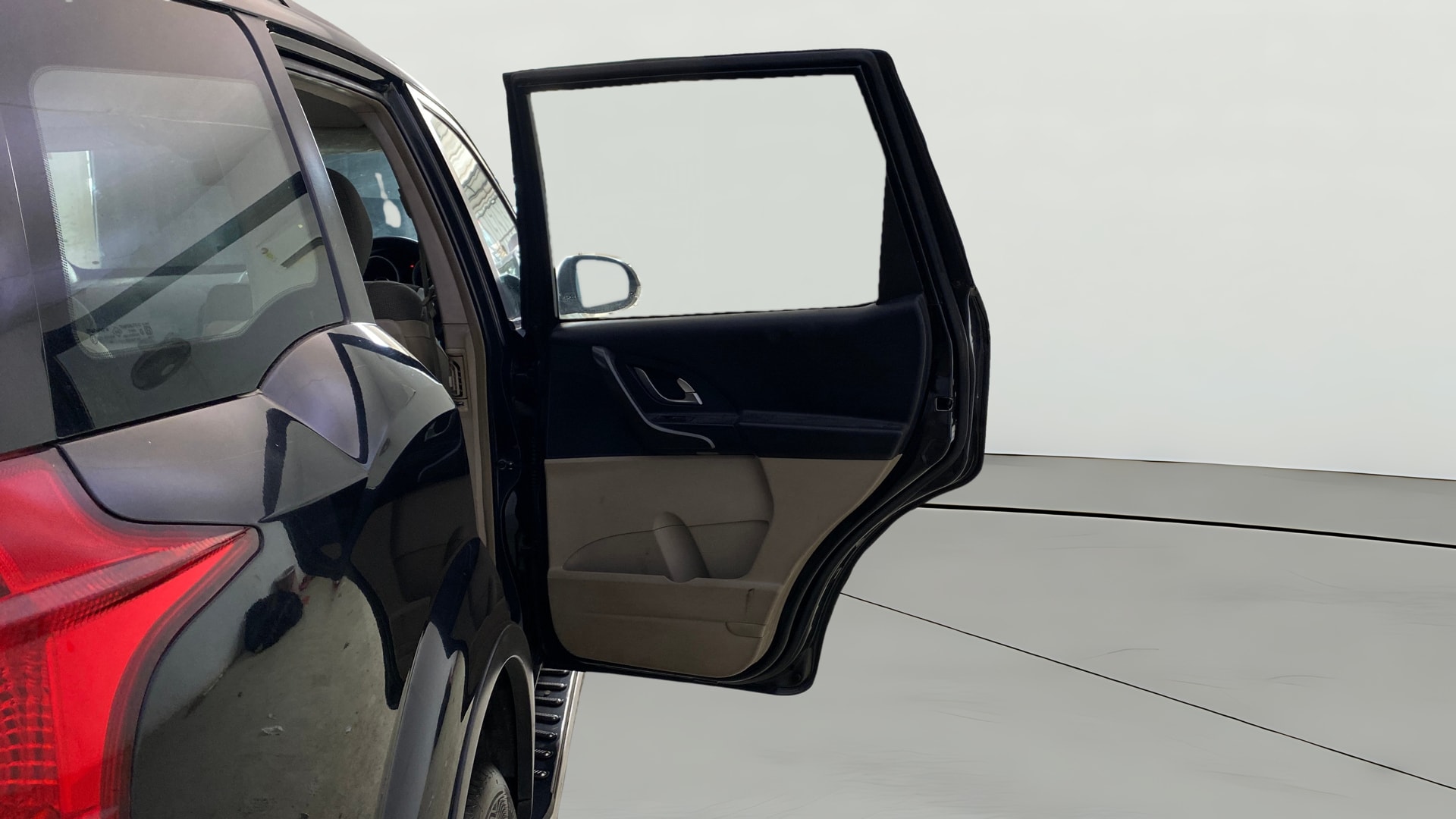View 2018 Mahindra XUV500 W6 AT Image 7 Used 2018 Mahindra XUV500 W6 AT Image 7