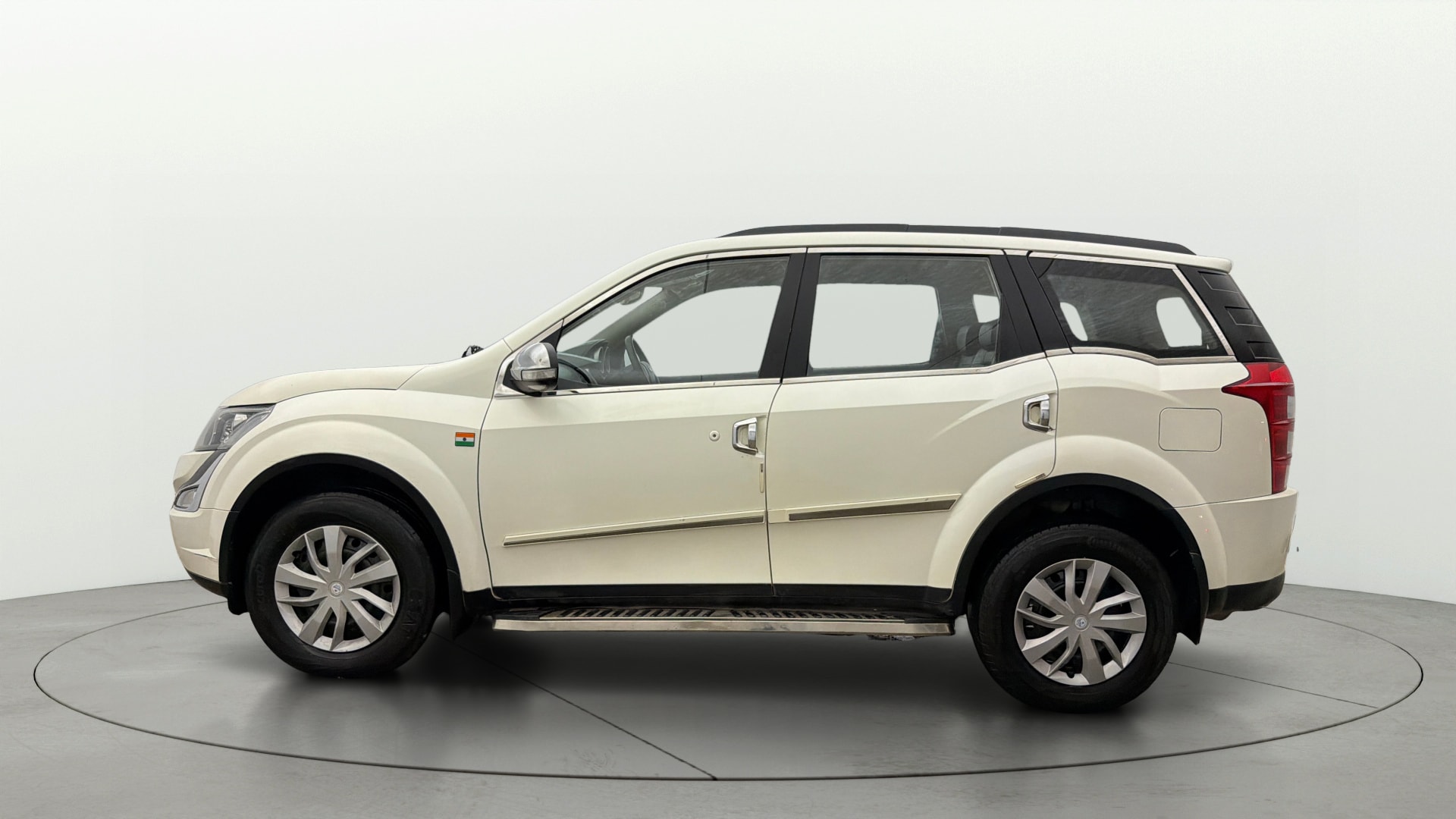 View 2018 Mahindra XUV500 W4 BS4 1.99 litre Image 6 Used 2018 Mahindra XUV500 W4 BS4 1.99 litre Image 6