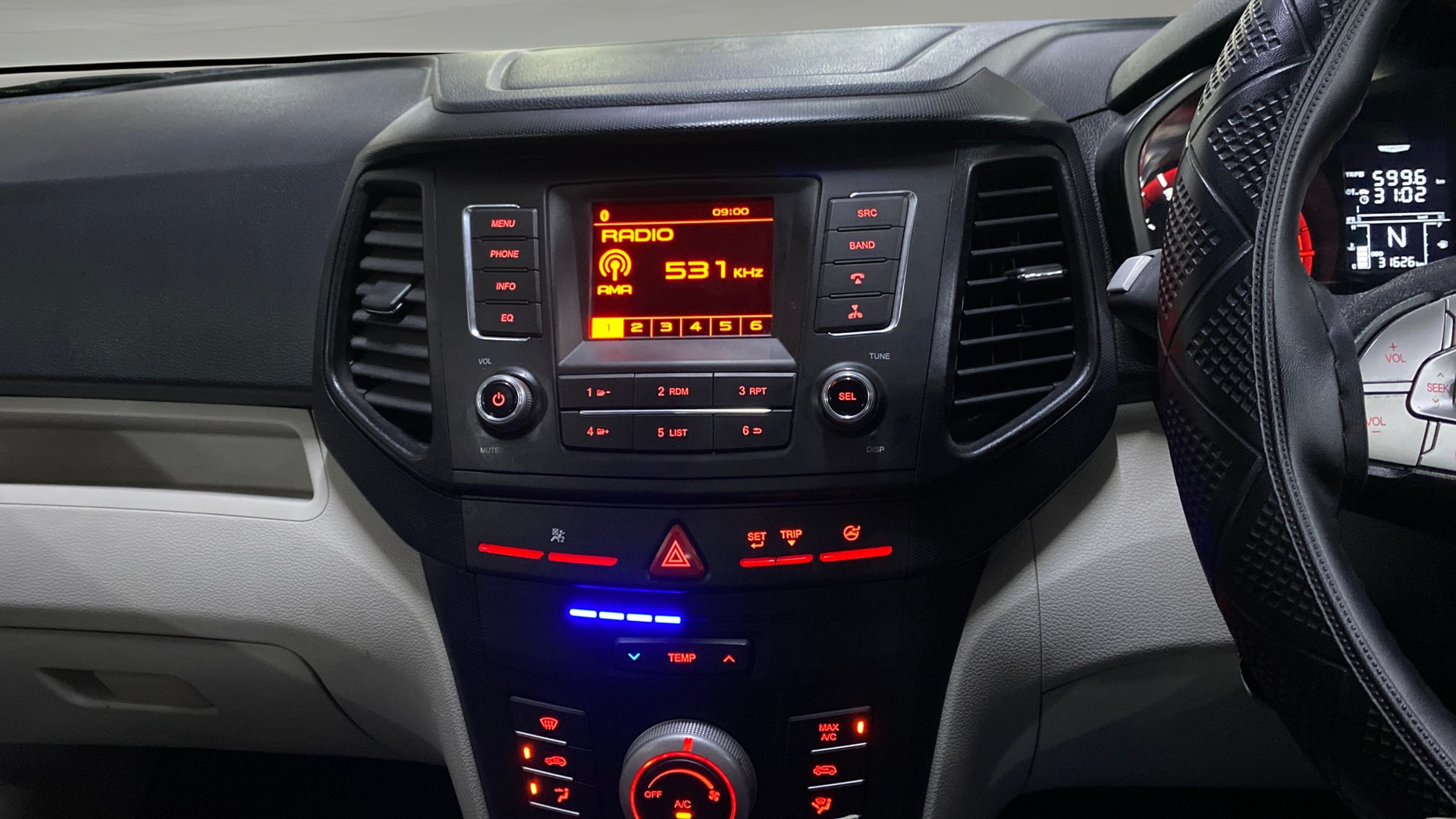 Used 2023 Mahindra XUV300 Used 2023 Mahindra XUV300
