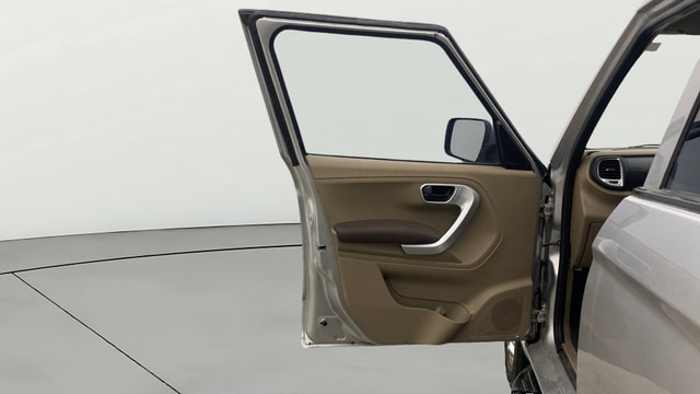View Mahindra TUV300 Image 30 Used Mahindra TUV300 Image 30