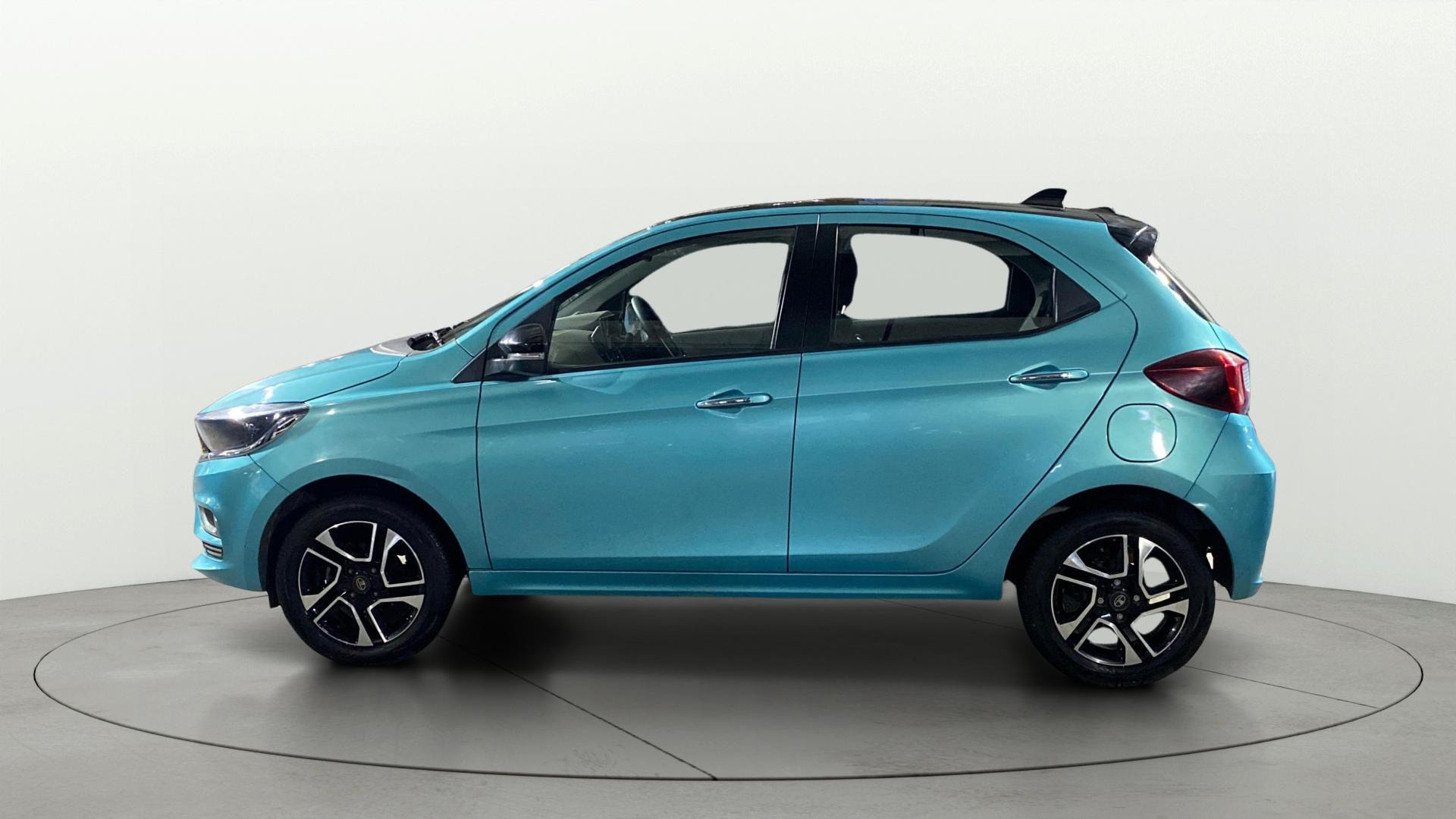 View 2025 Tata Tiago Revotorq XB Image 6 Used 2025 Tata Tiago Revotorq XB Image 6