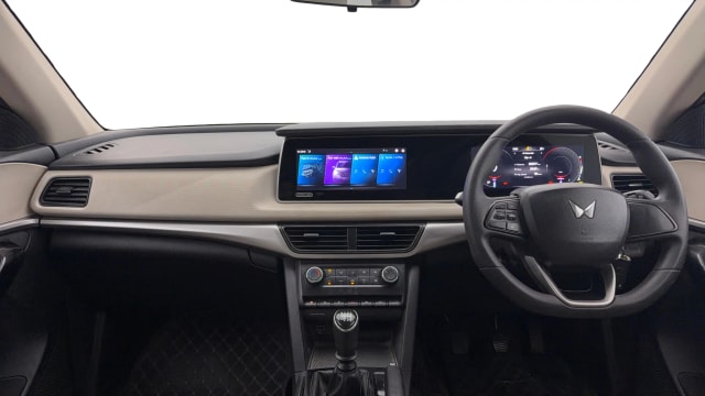 View Mahindra XUV700 Image 31 Used Mahindra XUV700 Image 31