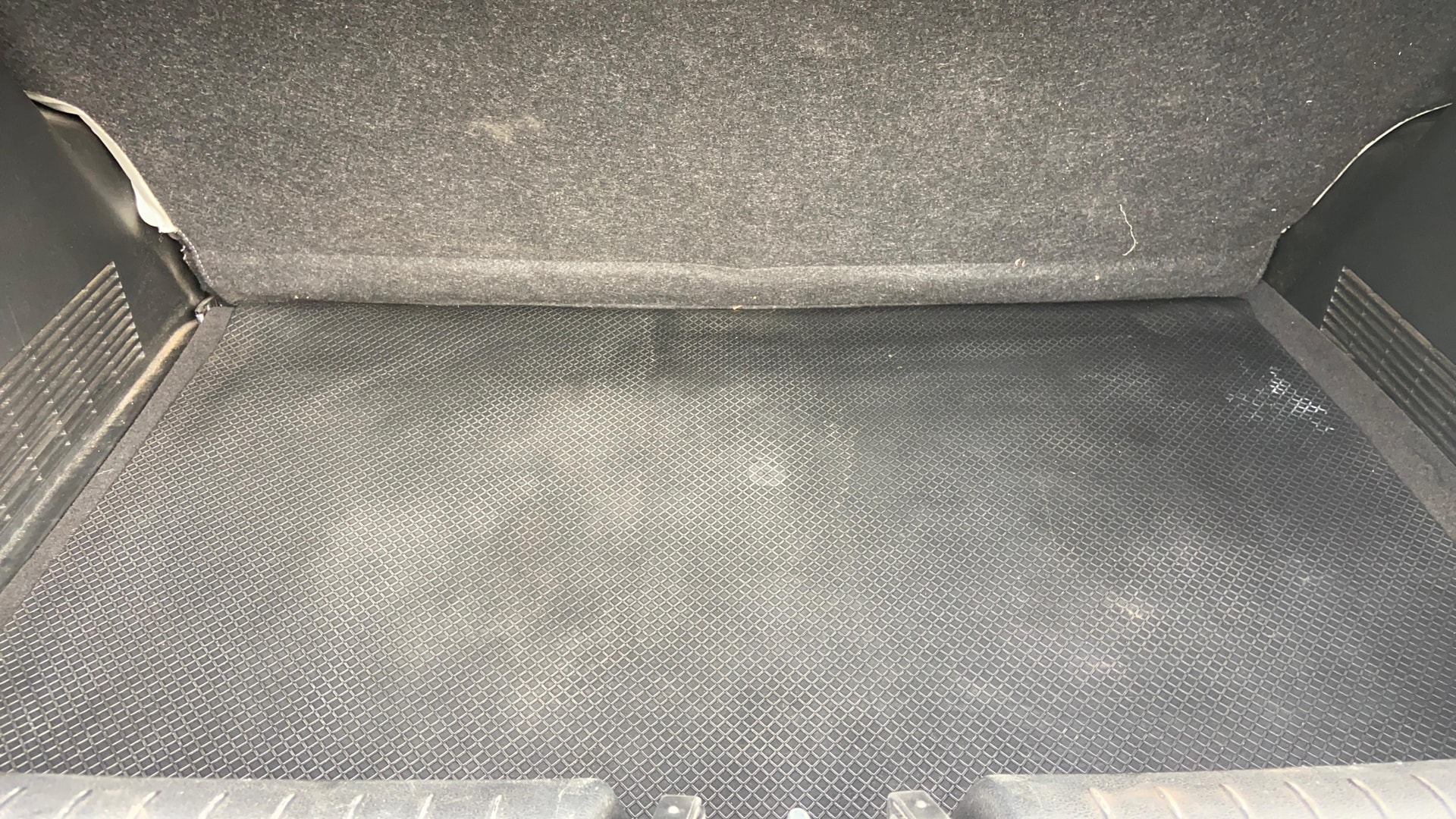 View 2022 Hyundai Venue S Plus 1.5 Diesel MT Image 38 Used 2022 Hyundai Venue S Plus 1.5 Diesel MT Image 38