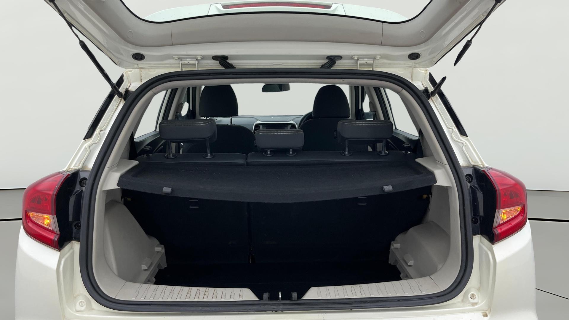 View 2019 Mahindra XUV300 W4 Petrol BS IV Image 37 Used 2019 Mahindra XUV300 W4 Petrol BS IV Image 37